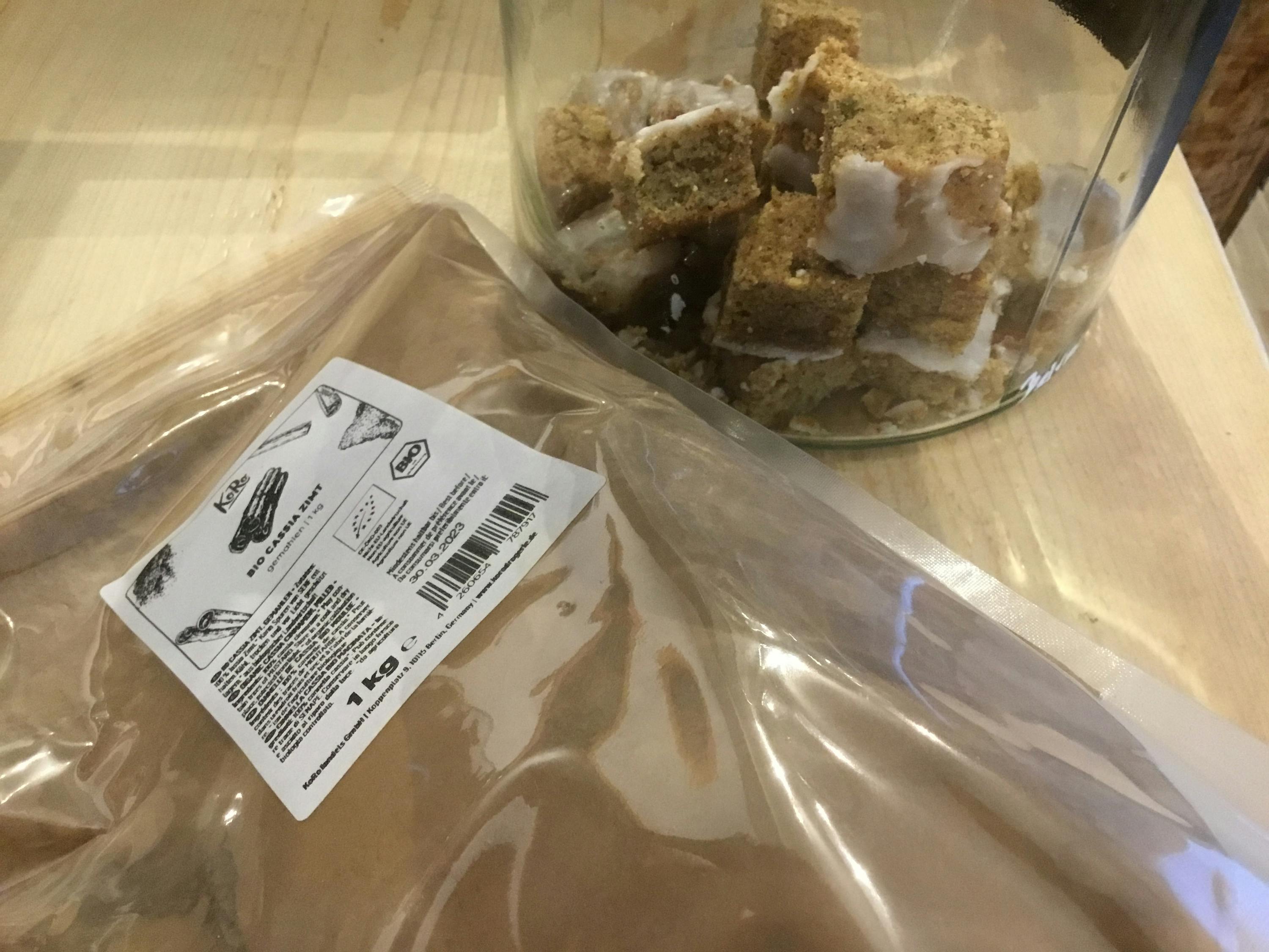 un sac en plastique avec une étiquette sur le dessus avec le numéro 1 kg