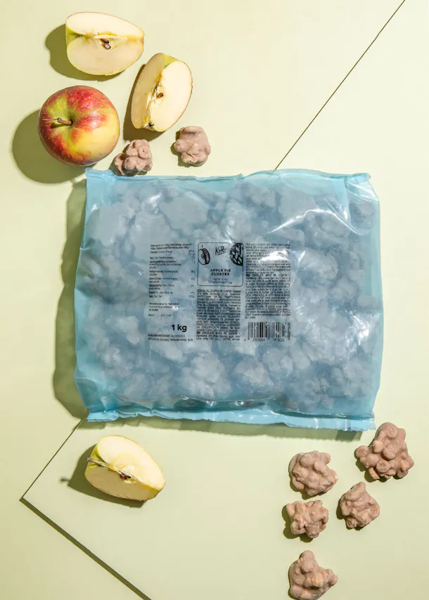 un sac de noix enrobées de chocolat est posé sur une table