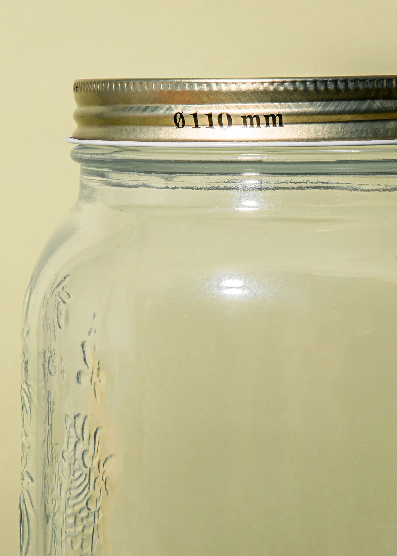 ein Glasgefäß mit einem Metalldeckel und der Aufschrift 0110 mm