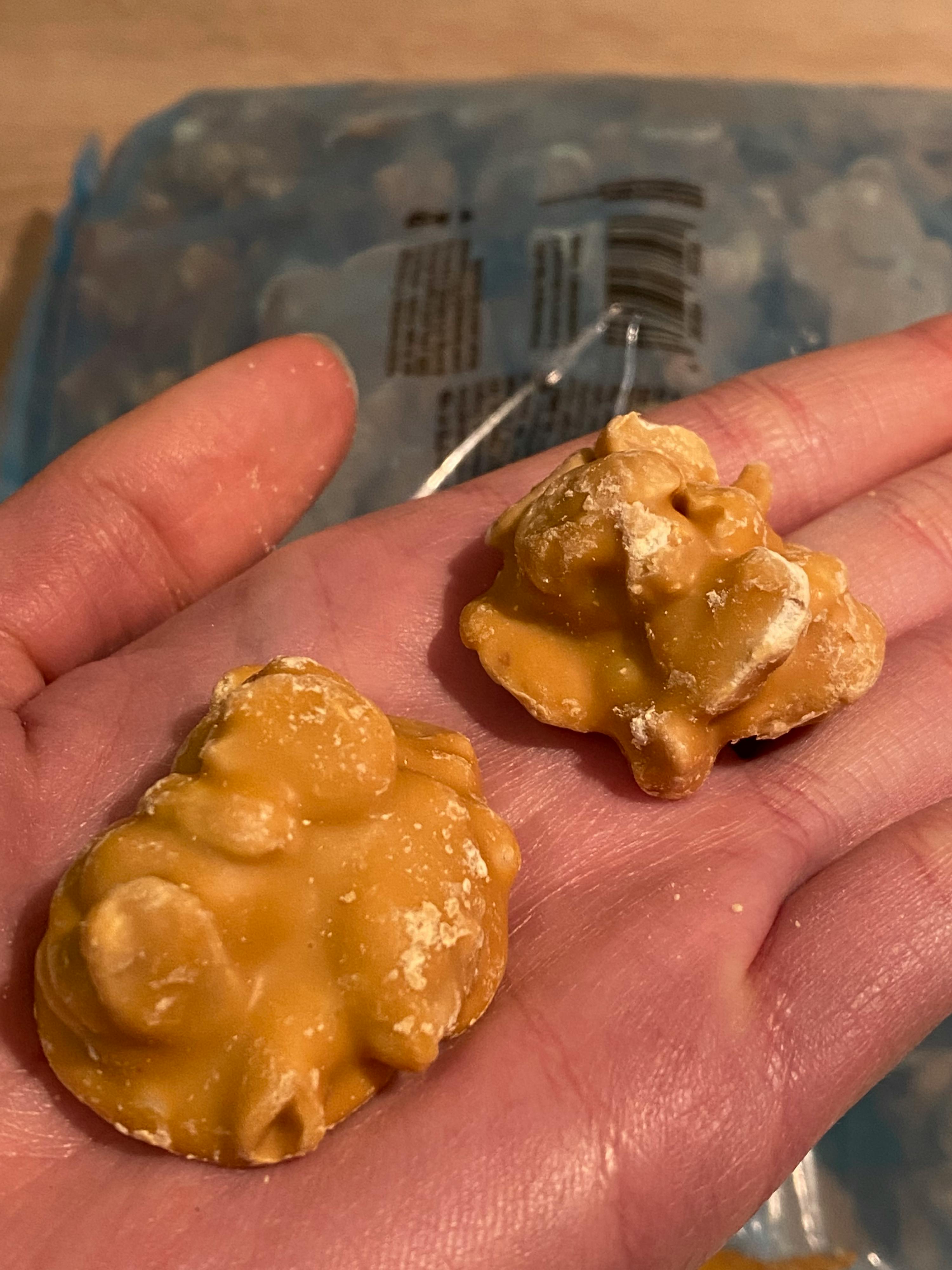 una persona tiene in mano due biscotti al burro d' arachidi