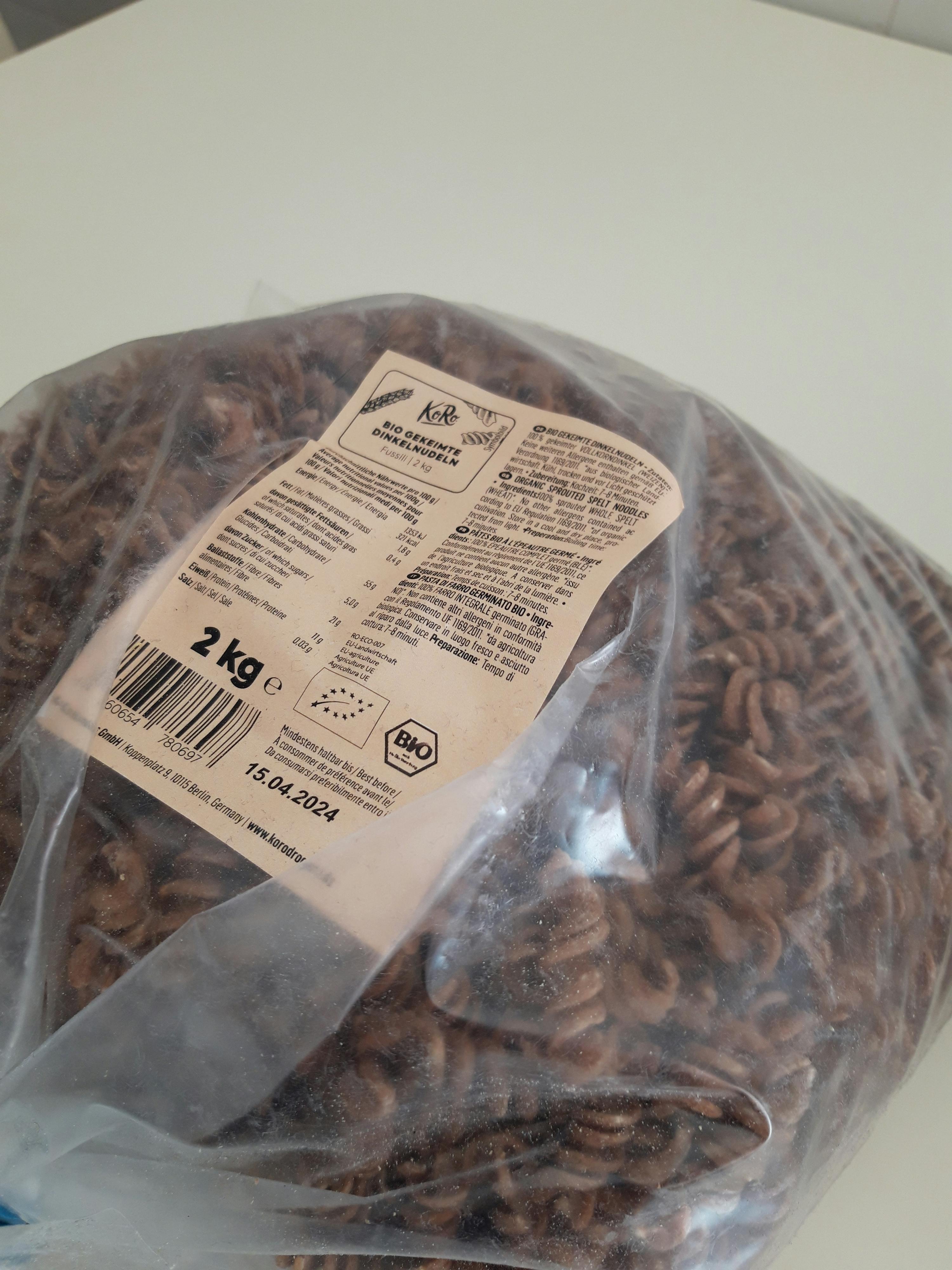 eine Plastiktüte mit braunen Nudeln mit einem Etikett auf der Rückseite