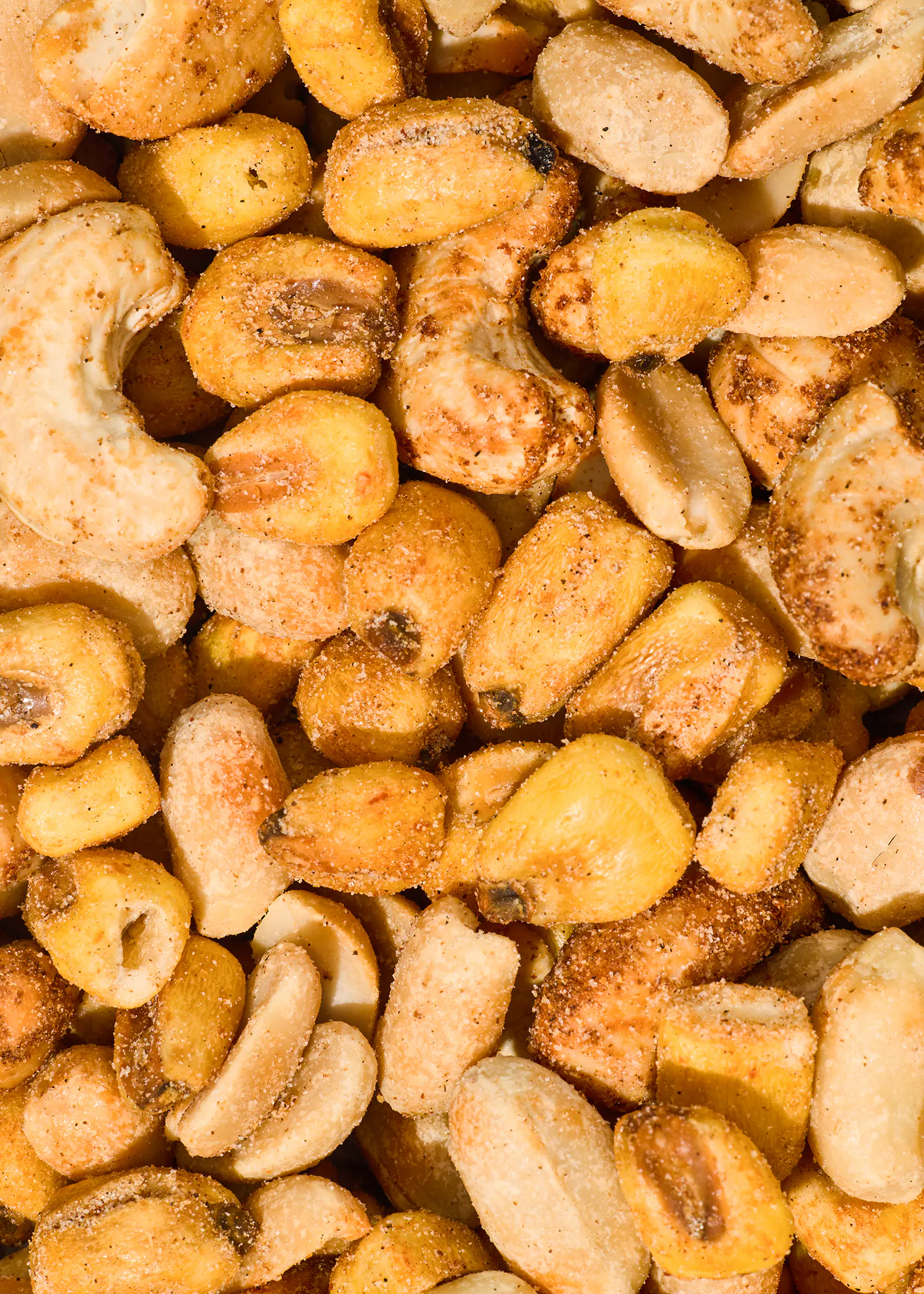 eine Nahaufnahme eines Haufens gerösteter Erdnüsse