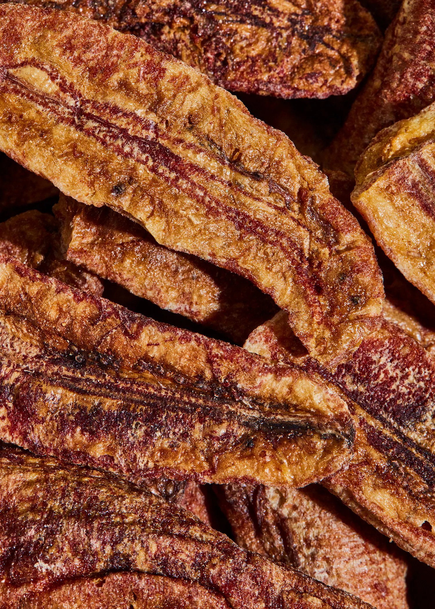 un gros plan d' un tas de frites de bananes