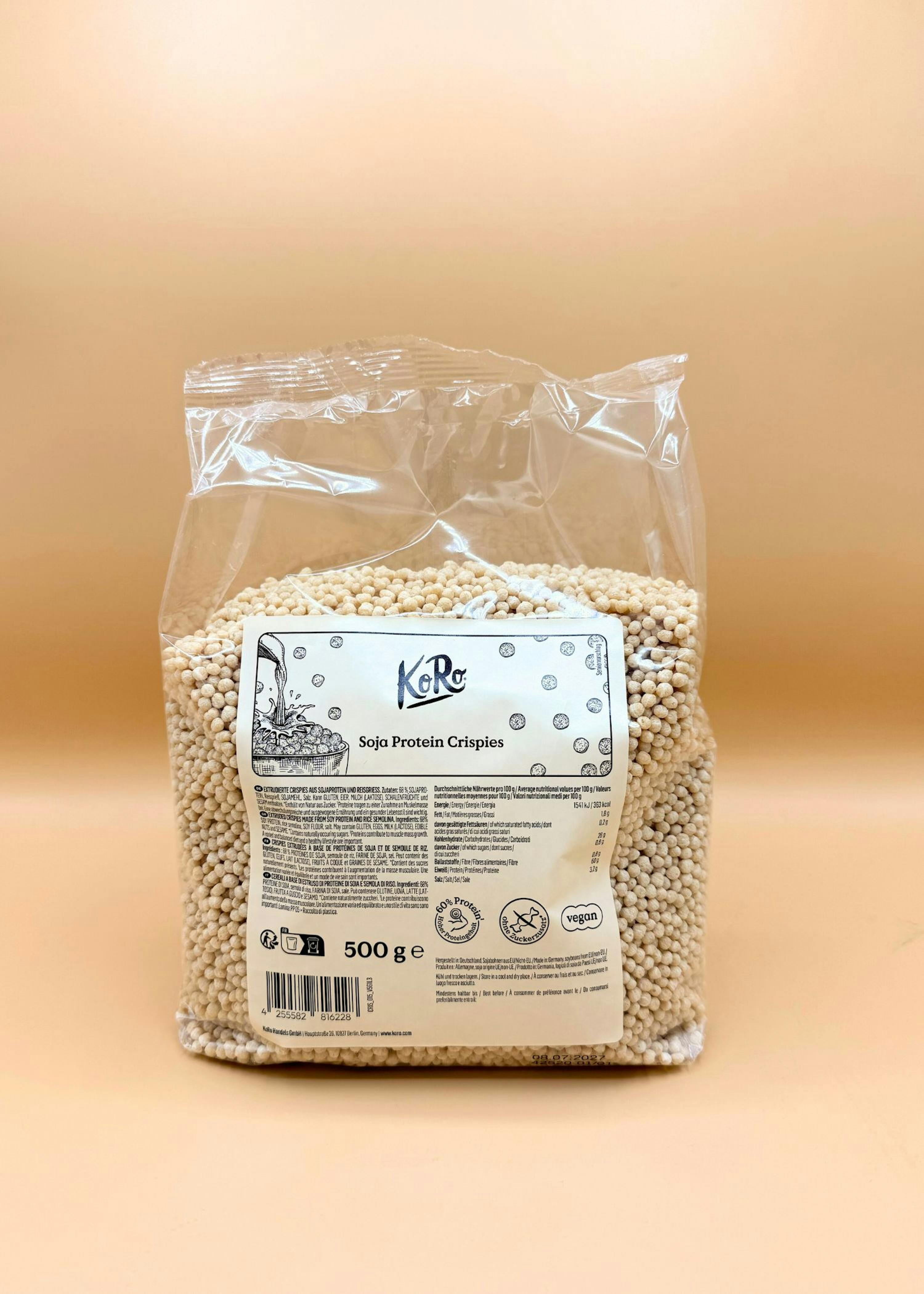eine durchsichtige plastiktüte mit 500g koro soja protein crispies, die 60% protein enthalten und vegan sind.