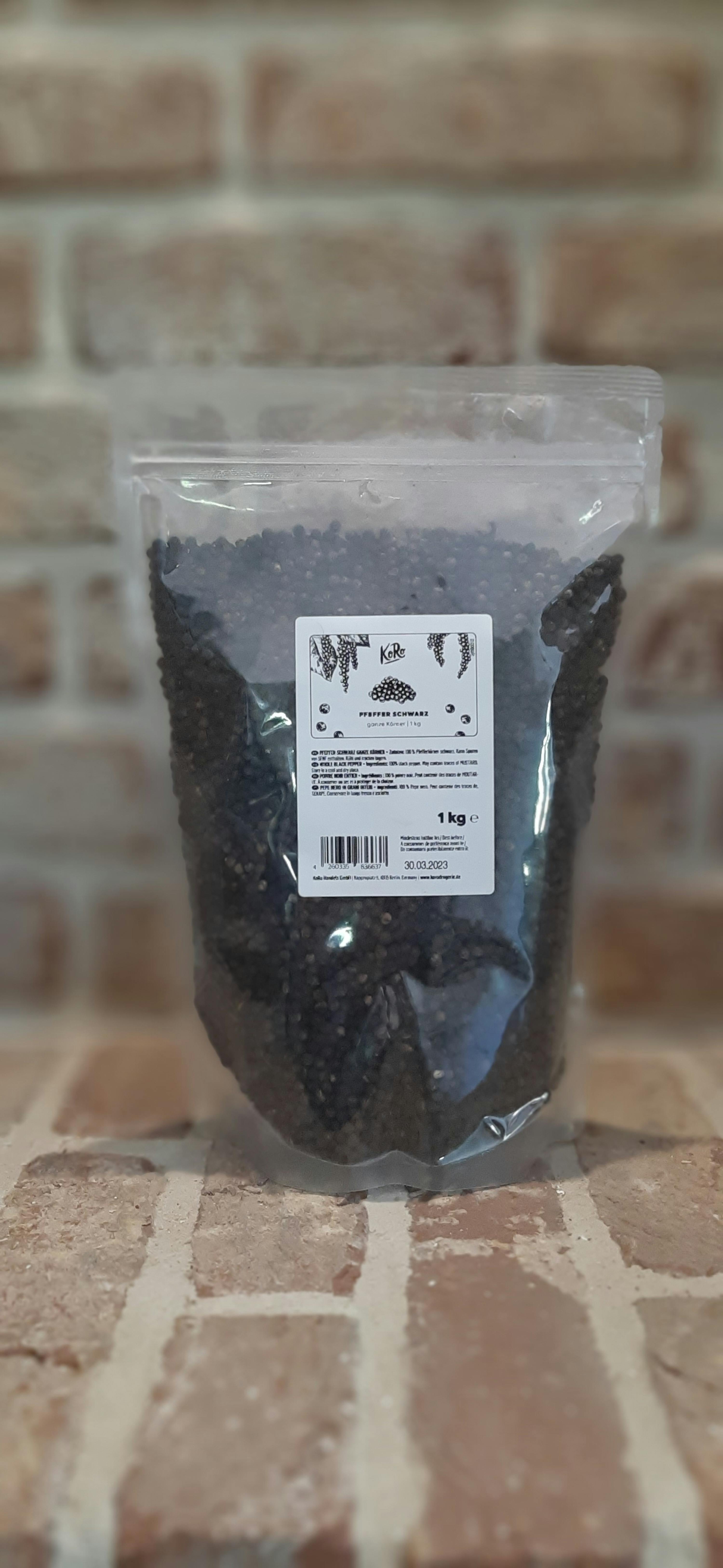 un sac de graines de poivre noir avec une étiquette blanche