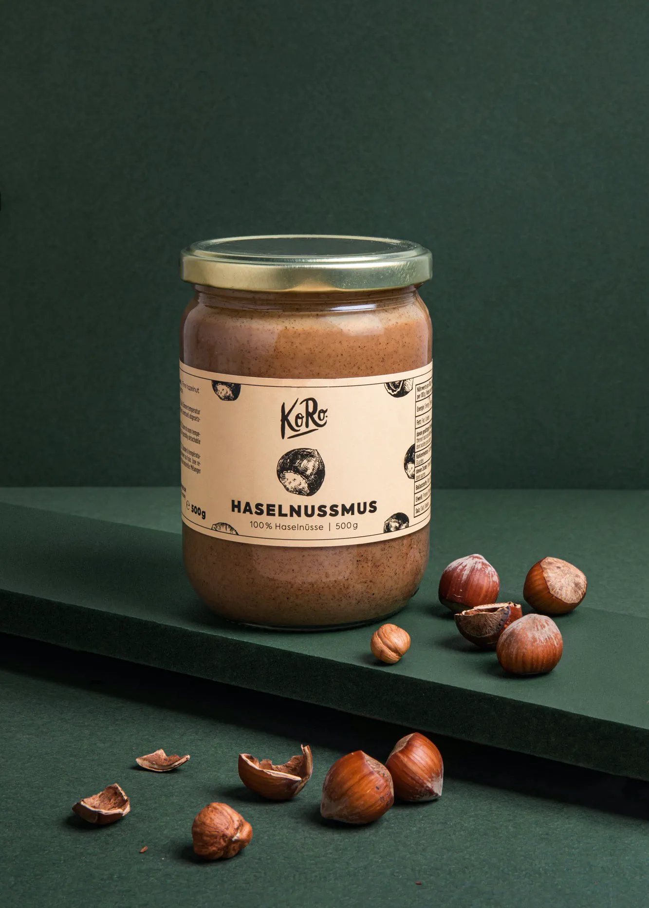 un bocal de marmelade d' hazelnuts avec des noisettes à côté