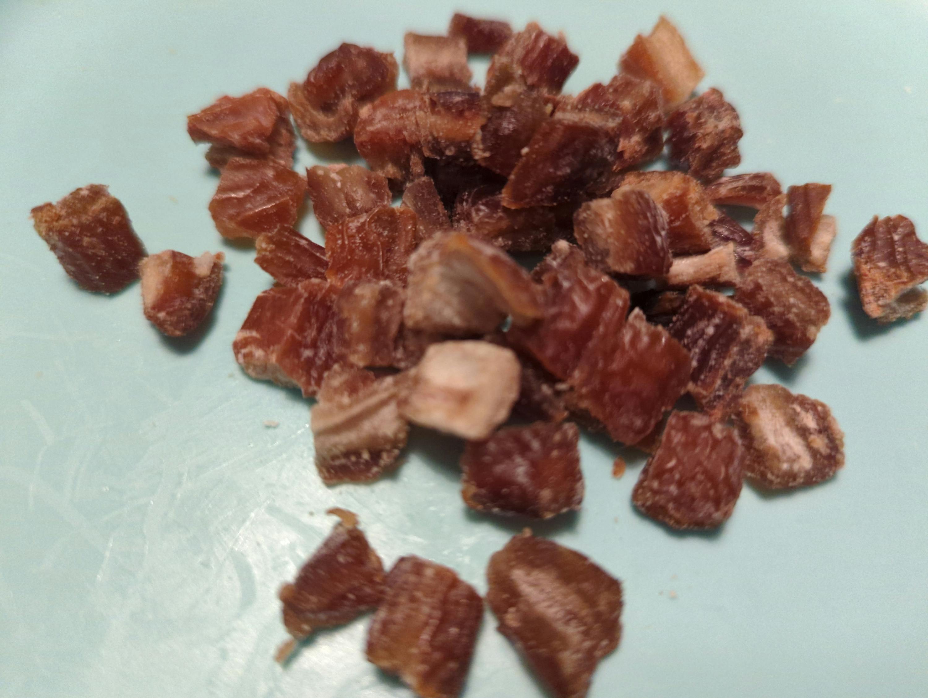 un mucchio di pezzi di carne su un tavolo blu