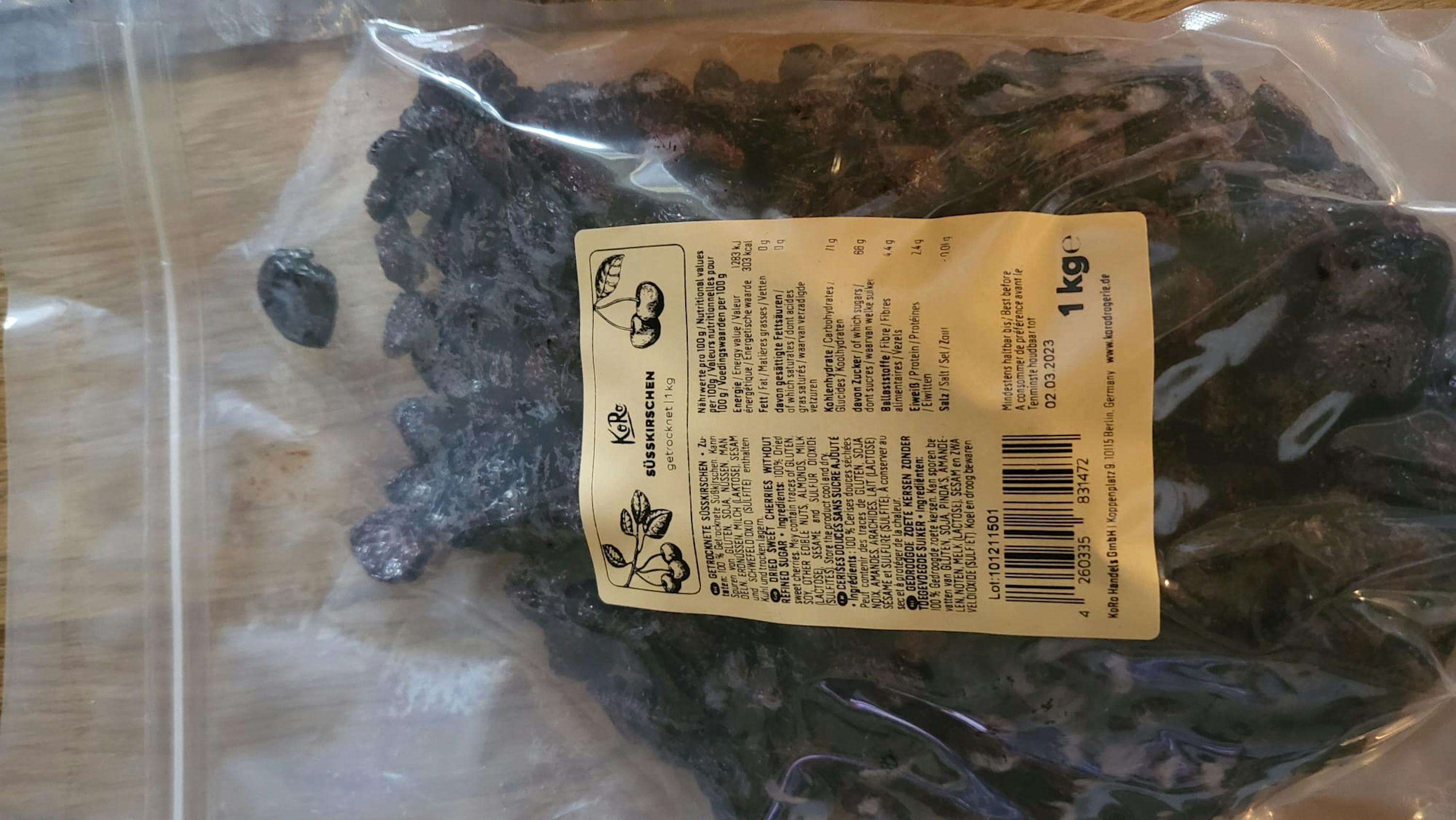 un sac de raisins noirs avec une étiquette jaune et un numéro de série