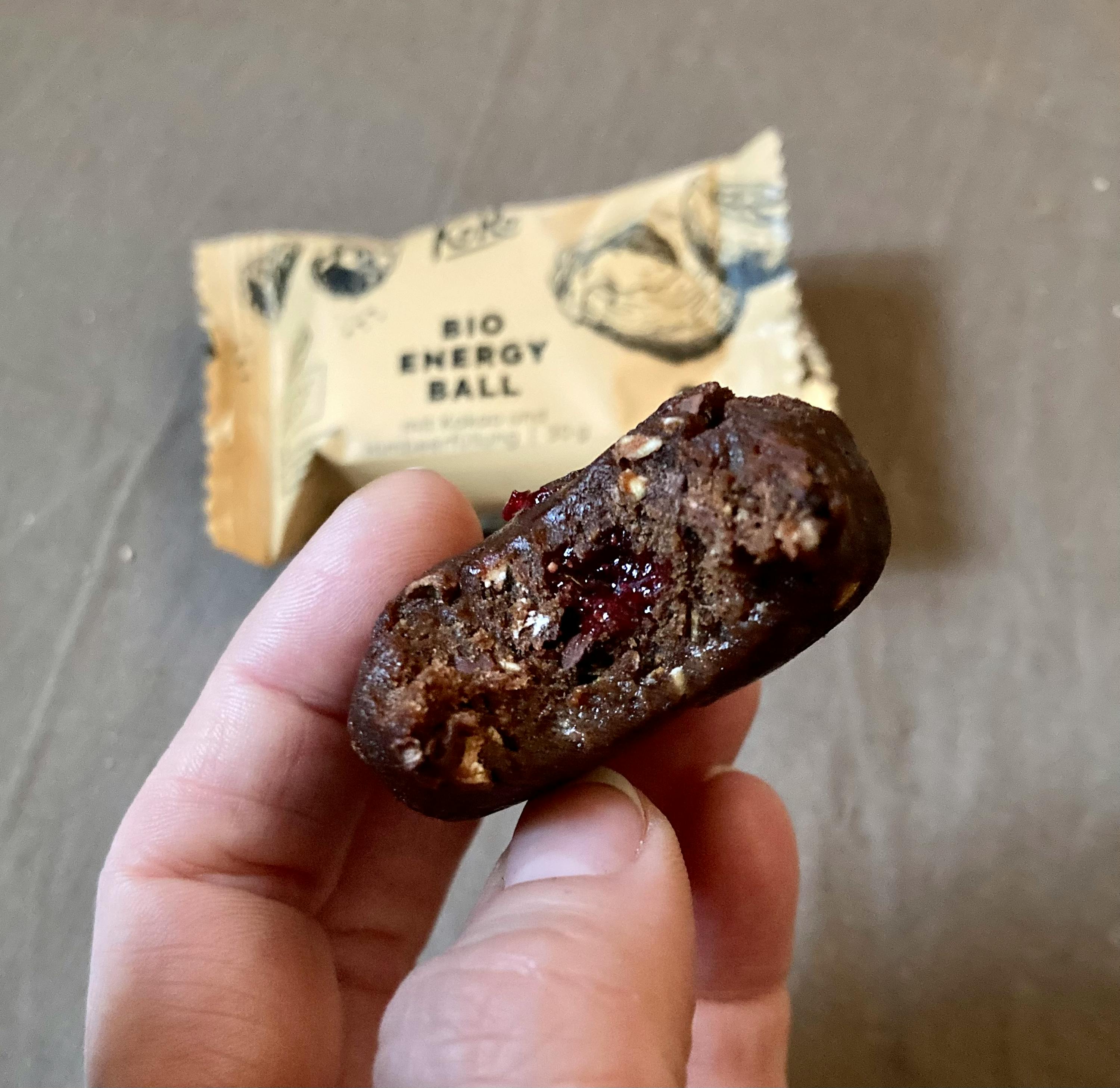 une personne tient une boule d' énergie bio dans sa main