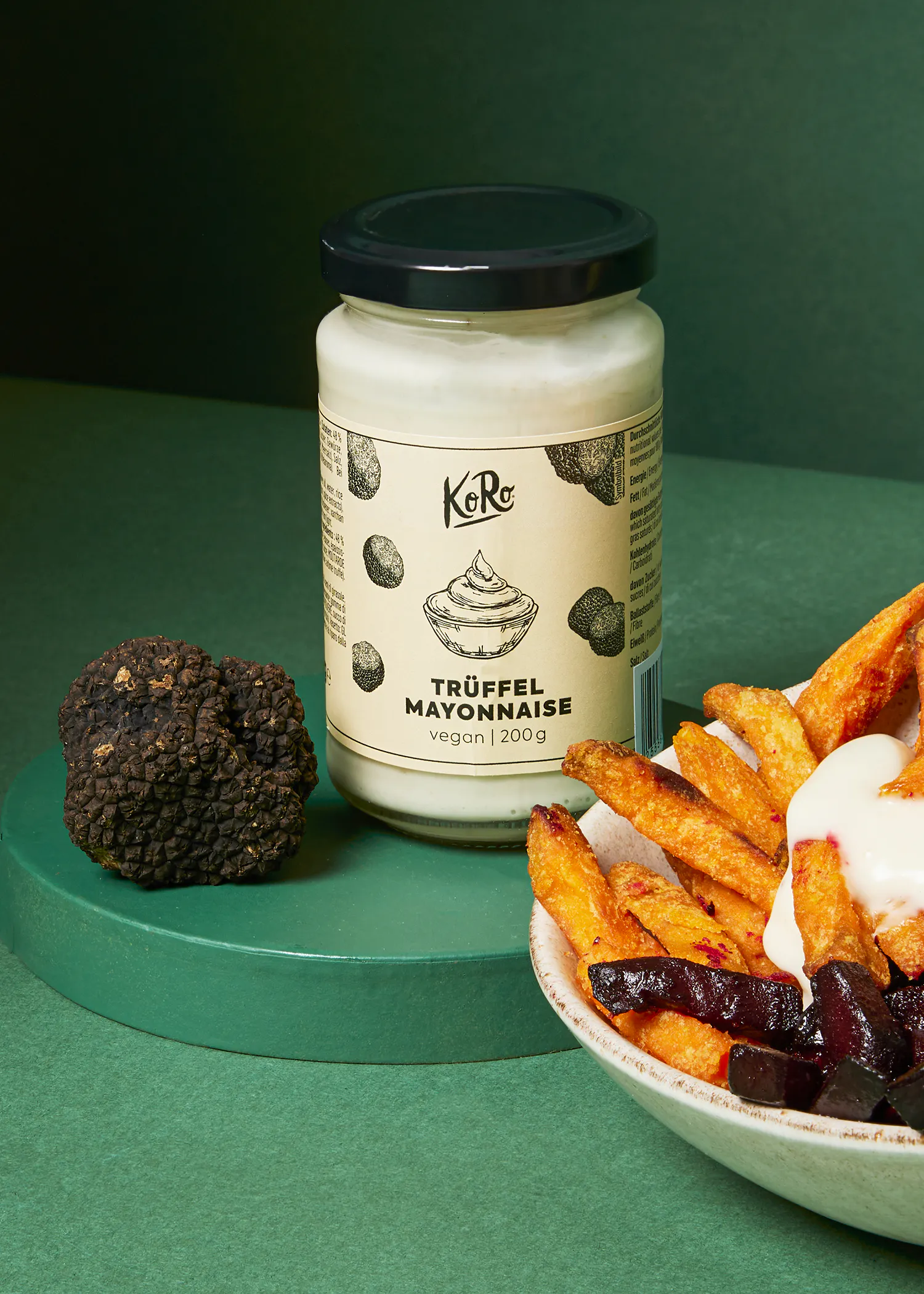un pot de mayonnaise à la truffe est assis à côté d' un bol de frites