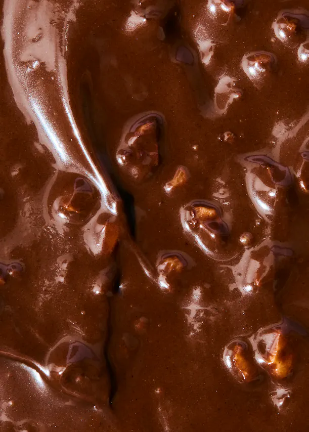 un gros plan d' un chocolat fondu avec des noix