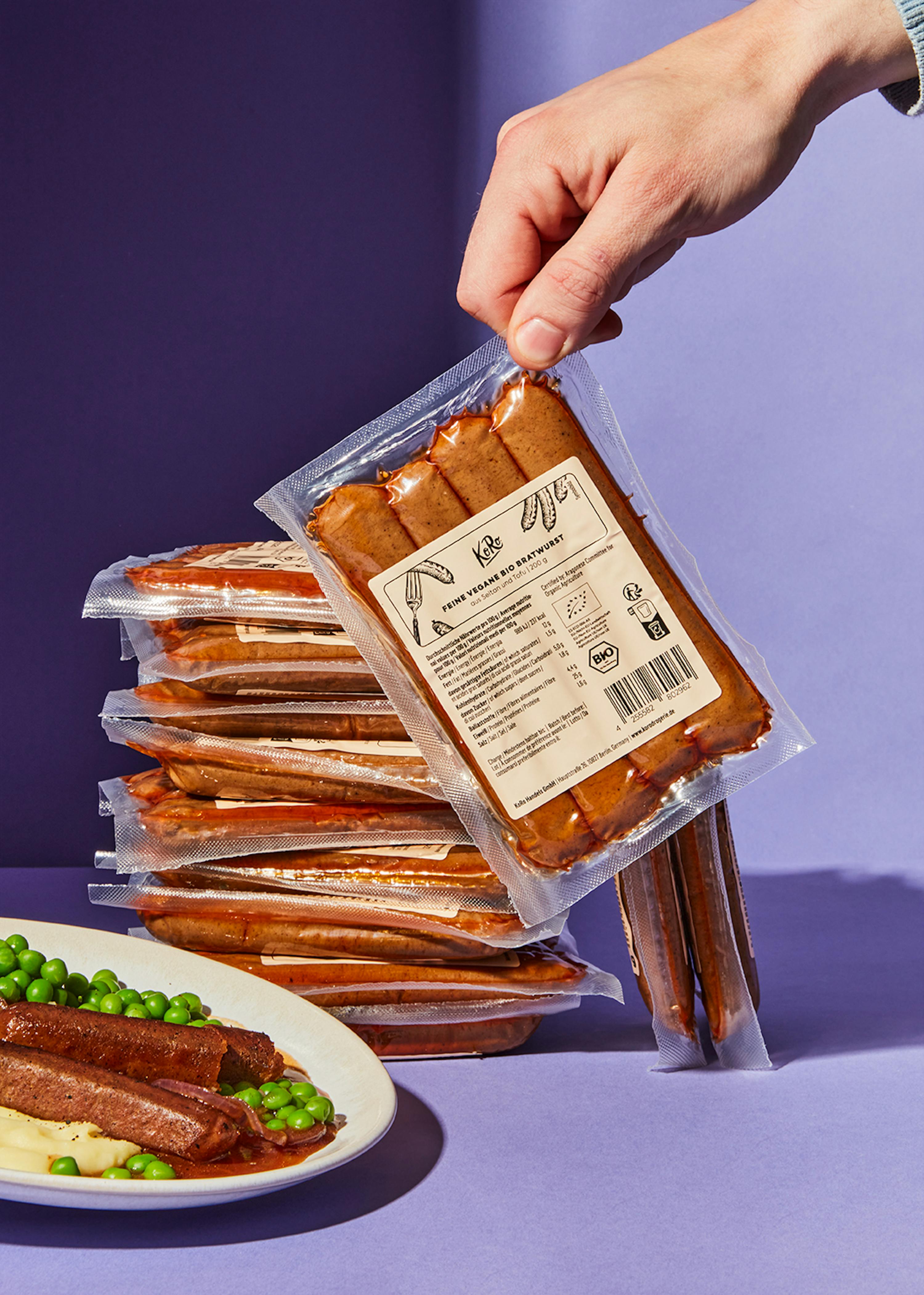 eine Person hält einen Plastikbeutel mit einem Etikett darauf ..