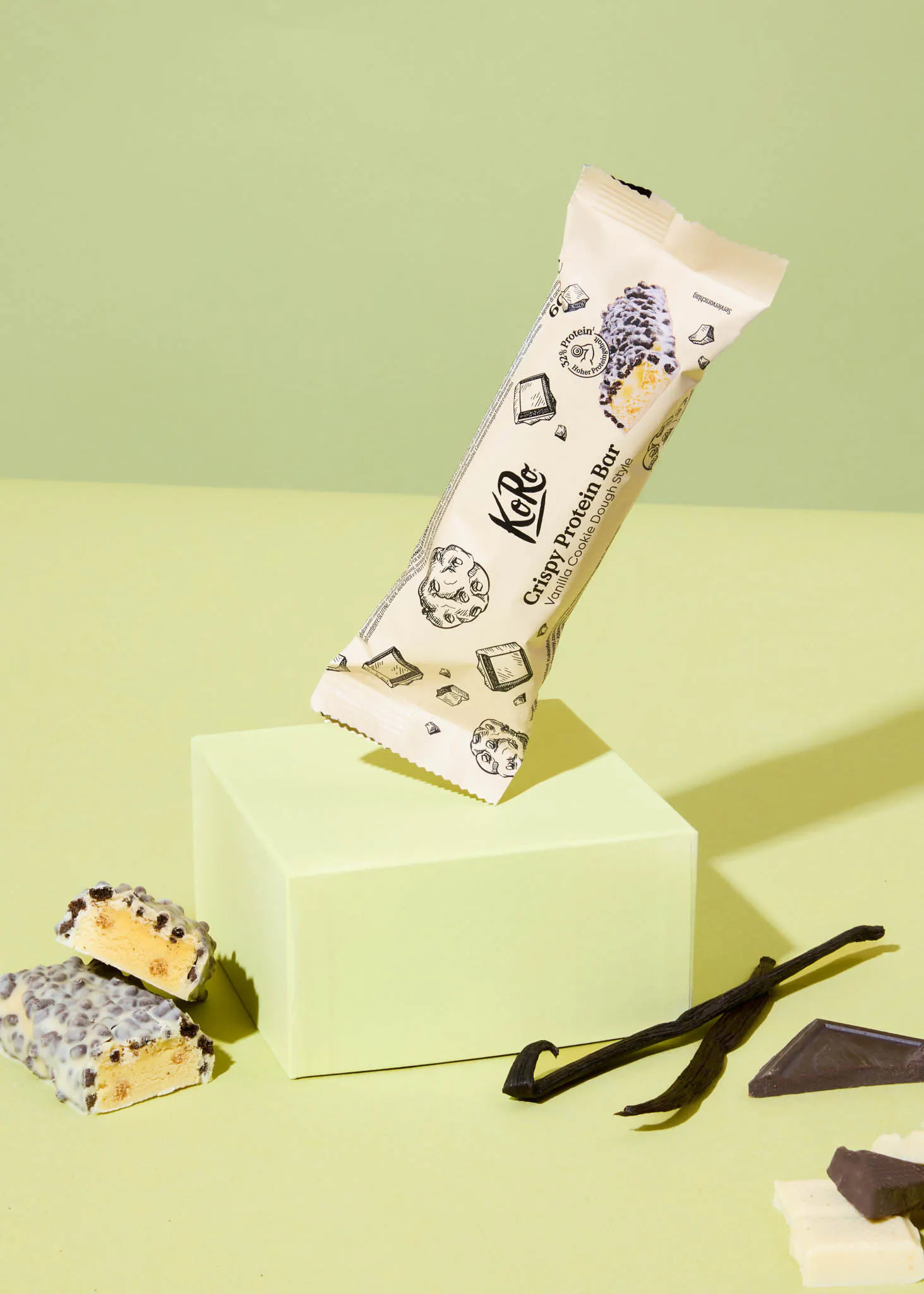una barra de proteína crujiente koko está sobre una caja verde