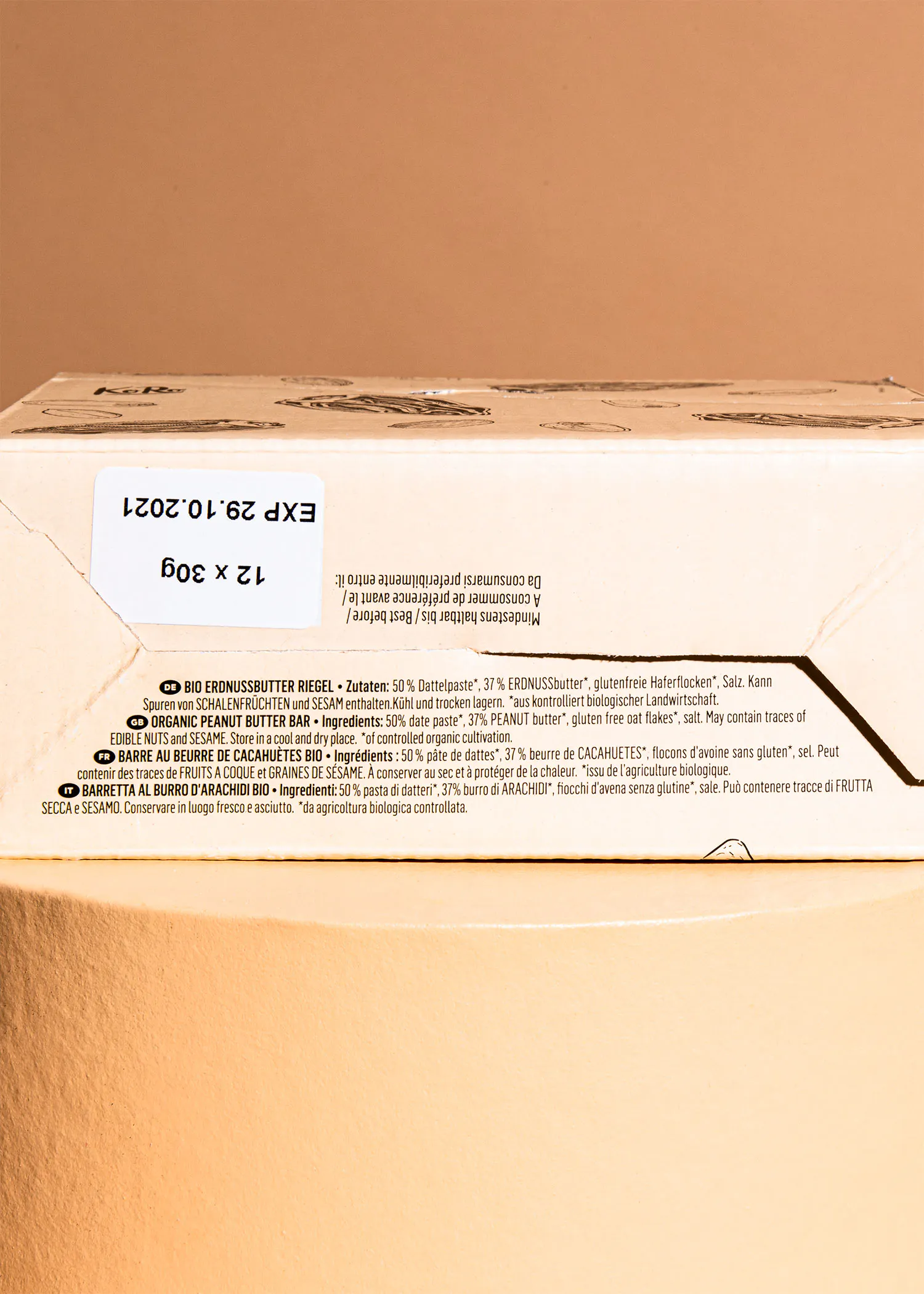 l' arrière d' une boîte de beurre de cacahuète bio