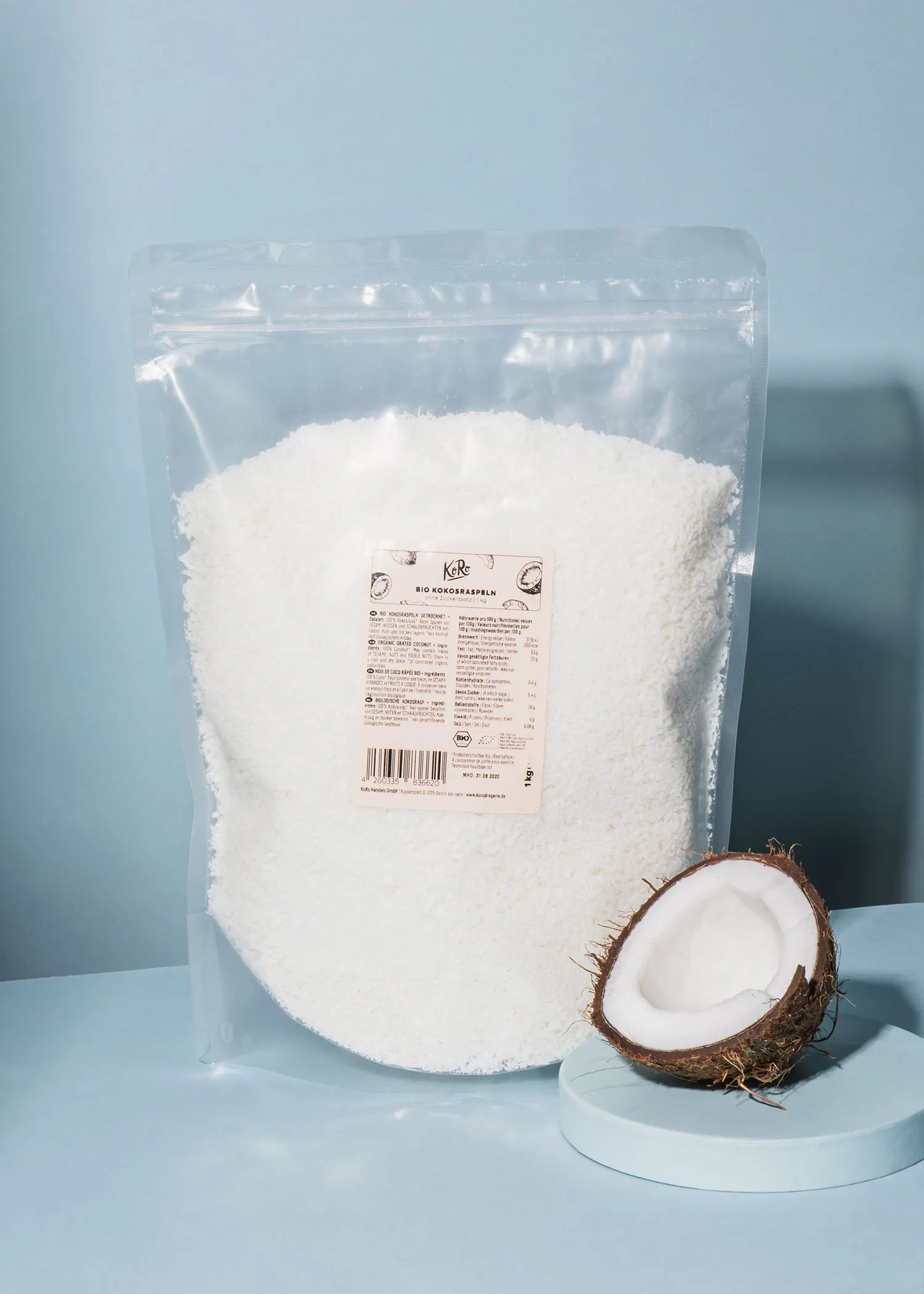 une noix de coco est posée à côté d' un sac de noix de coco