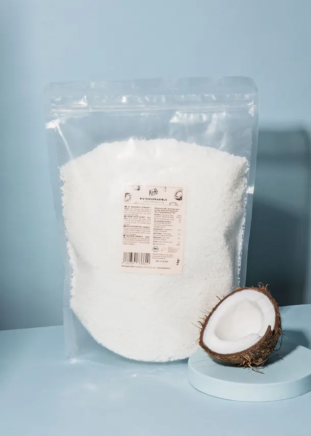 une noix de coco est posée à côté d' un sac de noix de coco
