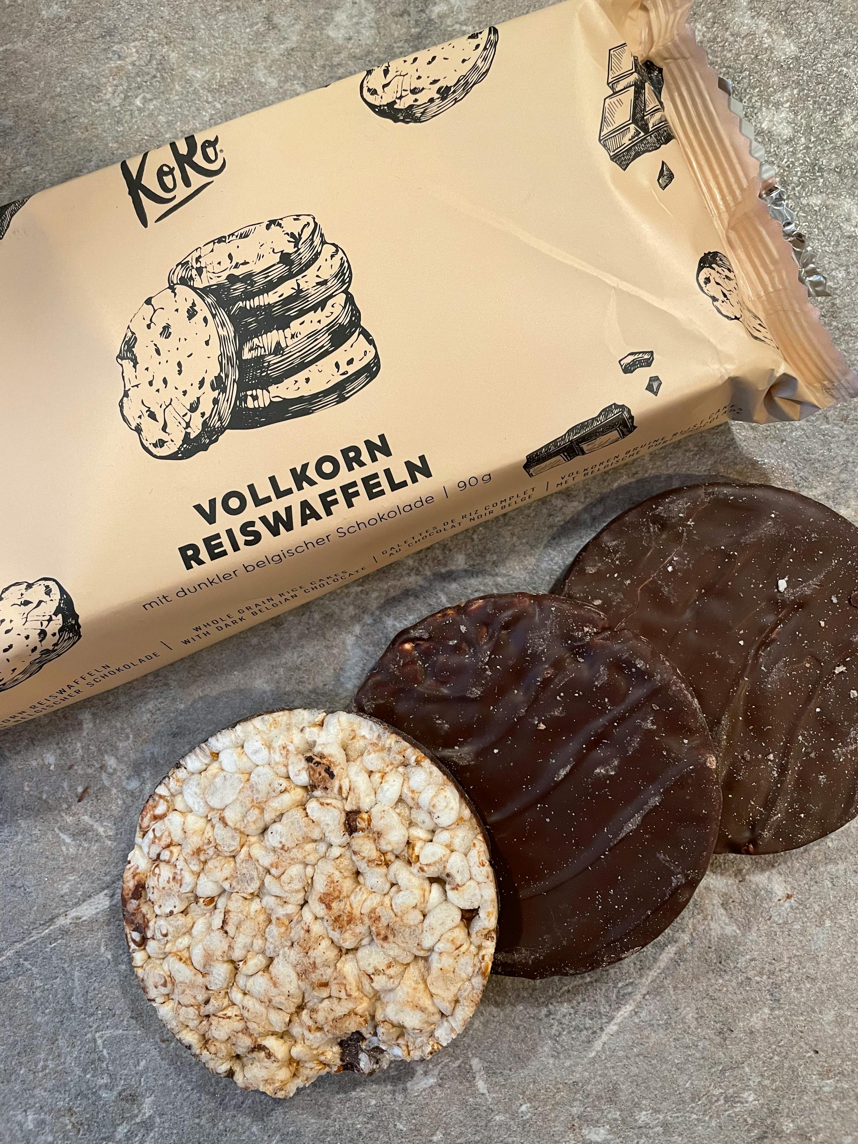 eine packung vollkorn reiswaffeln mit drei keksen darauf