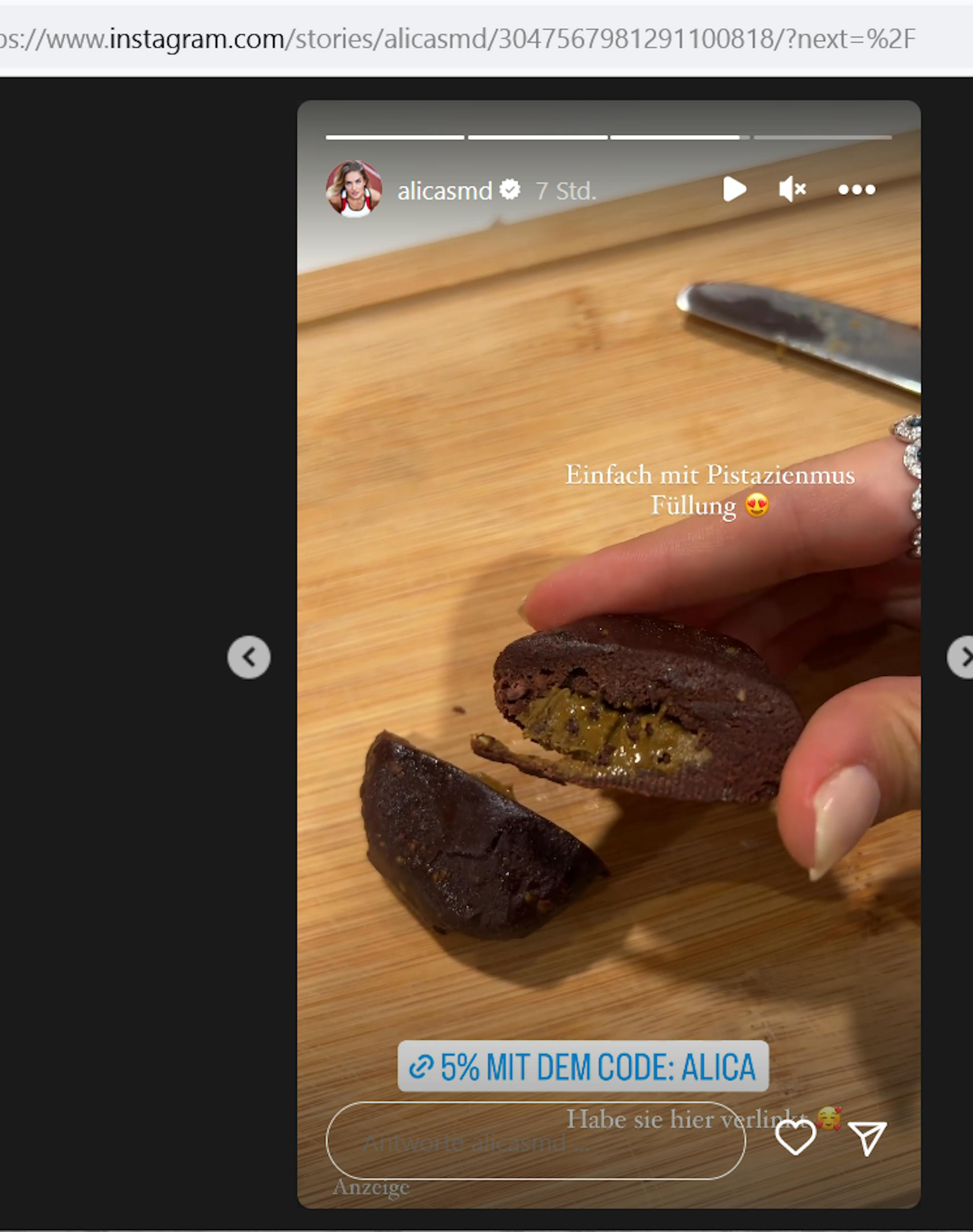 eine Frau hält einen Schokoladenkuchen in der Hand