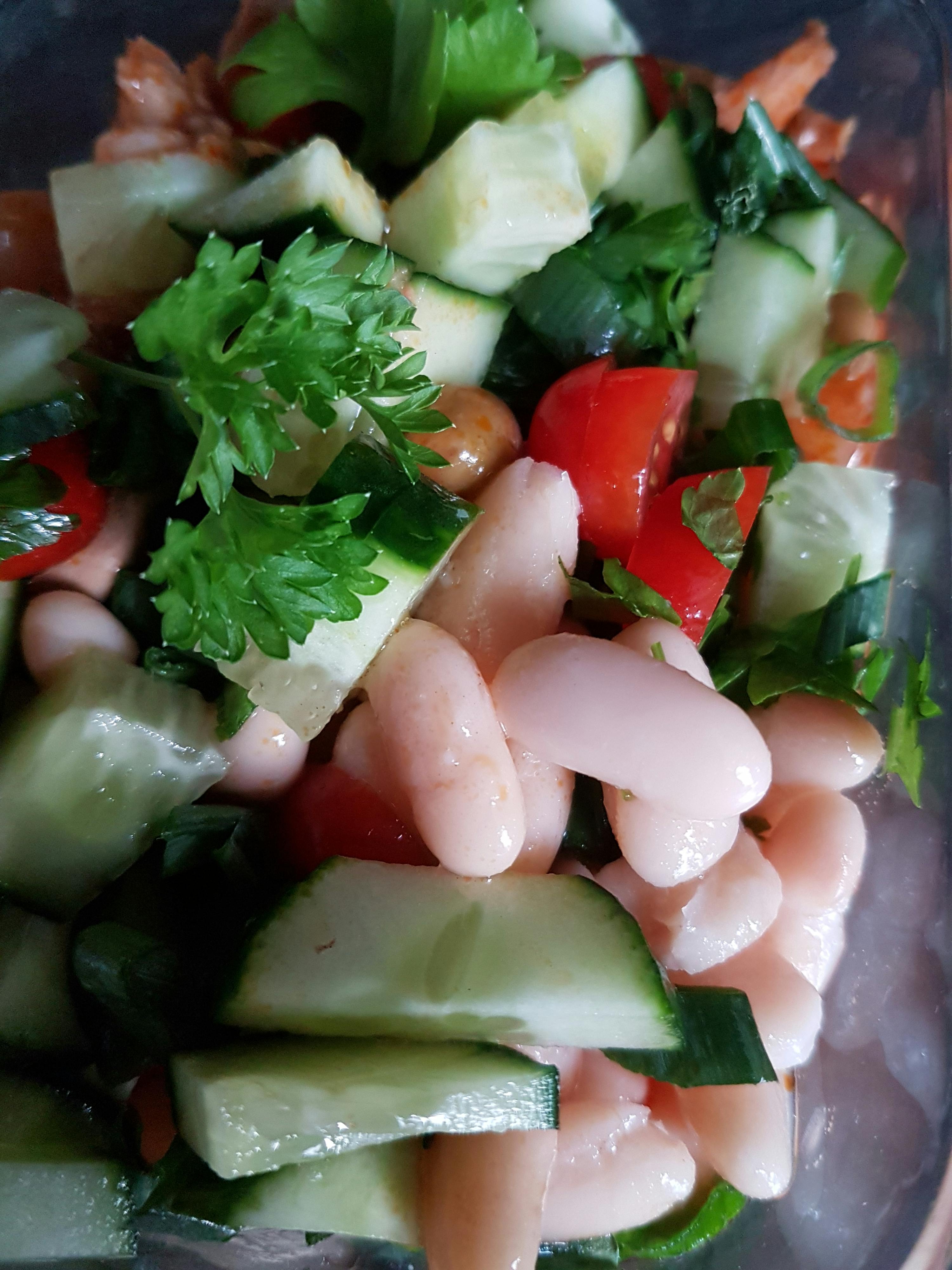 un primo piano di un insalata di fagioli , cetrioli e pomodori
