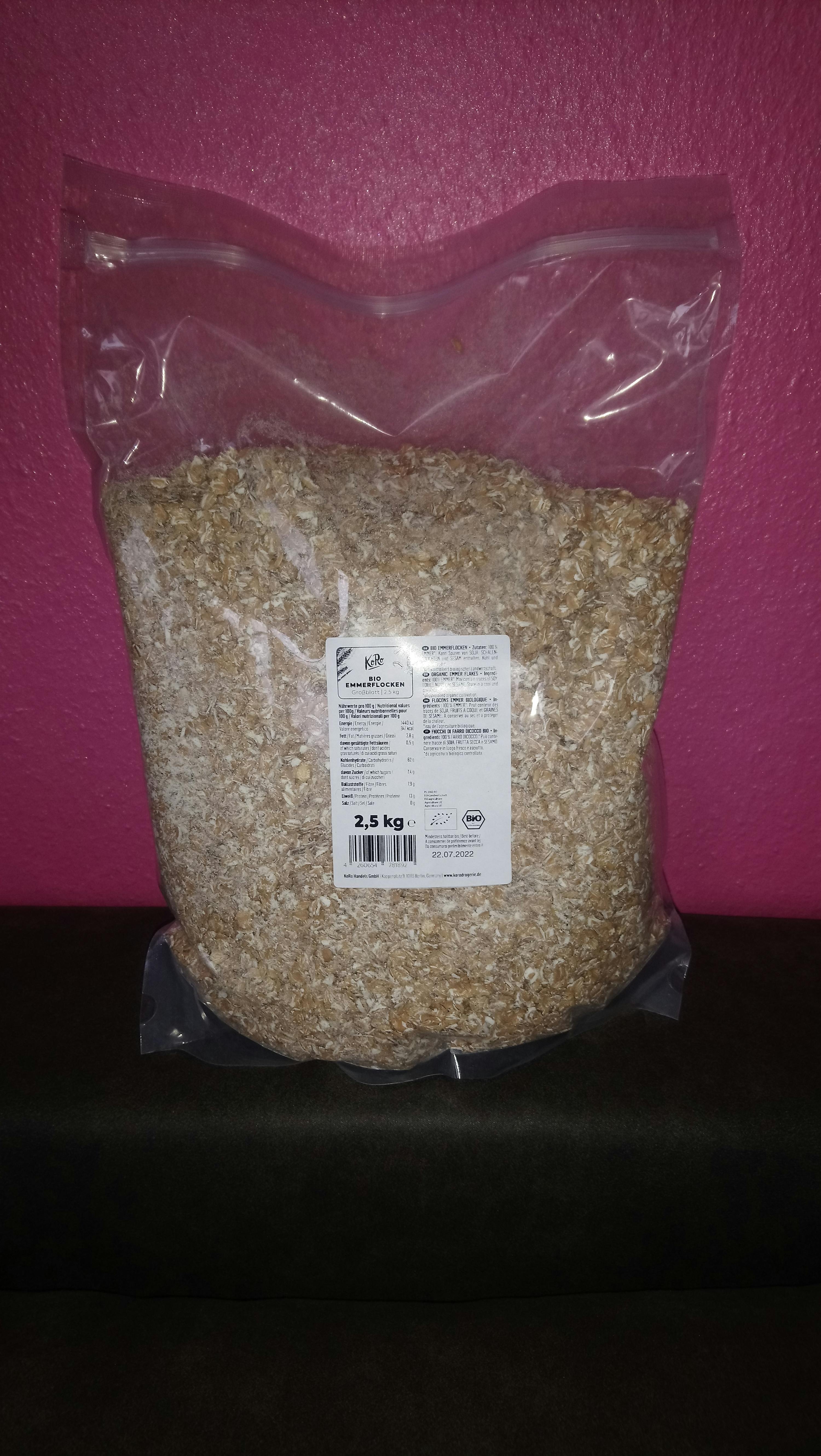 ein Plastikbeutel mit Haferflocken steht auf einem rosa Tisch