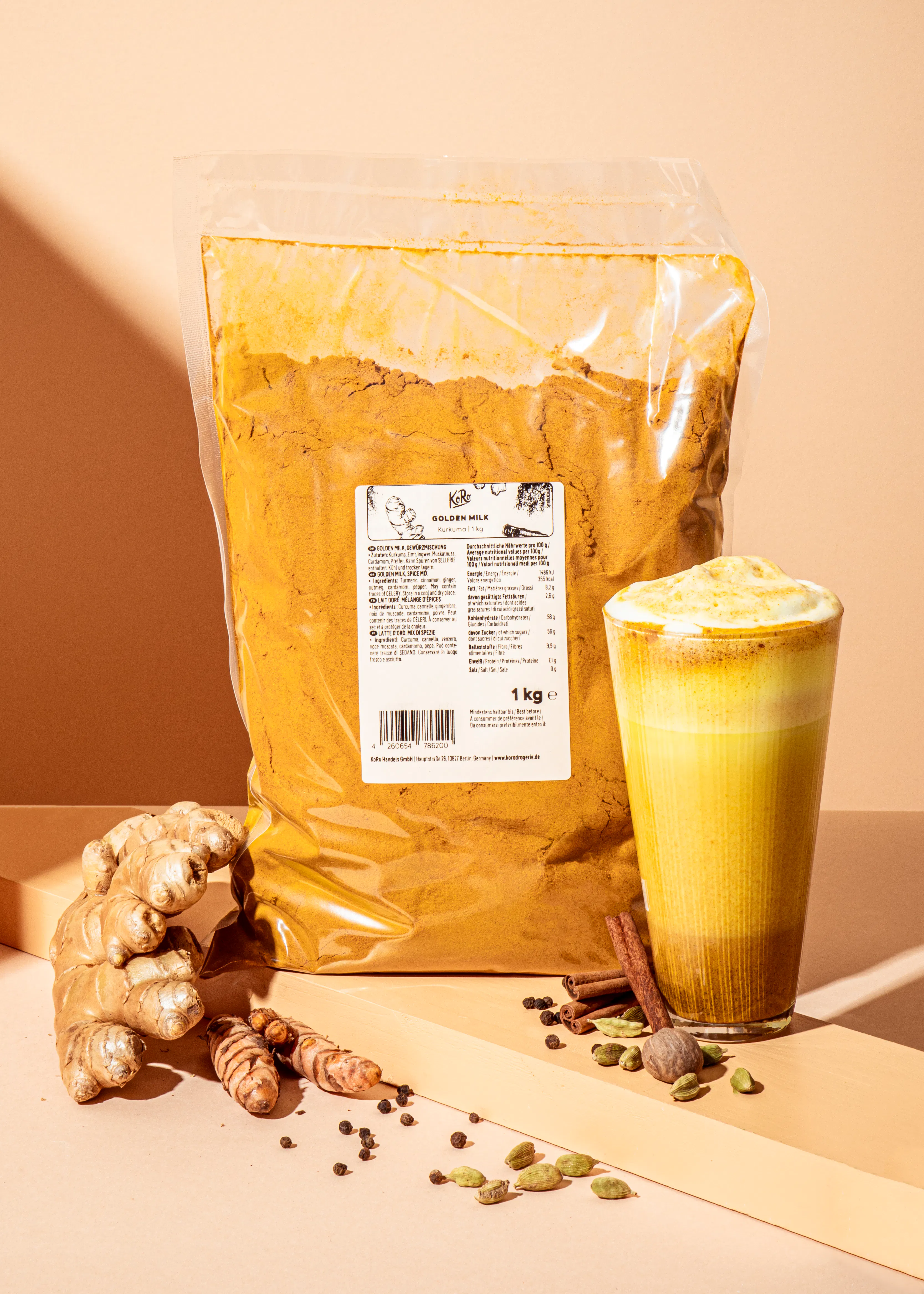 un sac de poudre de curcuma est posé à côté d' un verre de boisson