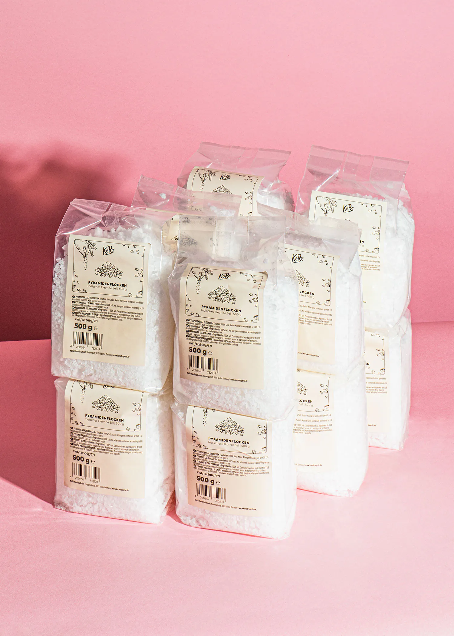 un tas de sacs empilés les uns sur les autres avec des étiquettes blanches qui disent 500 g