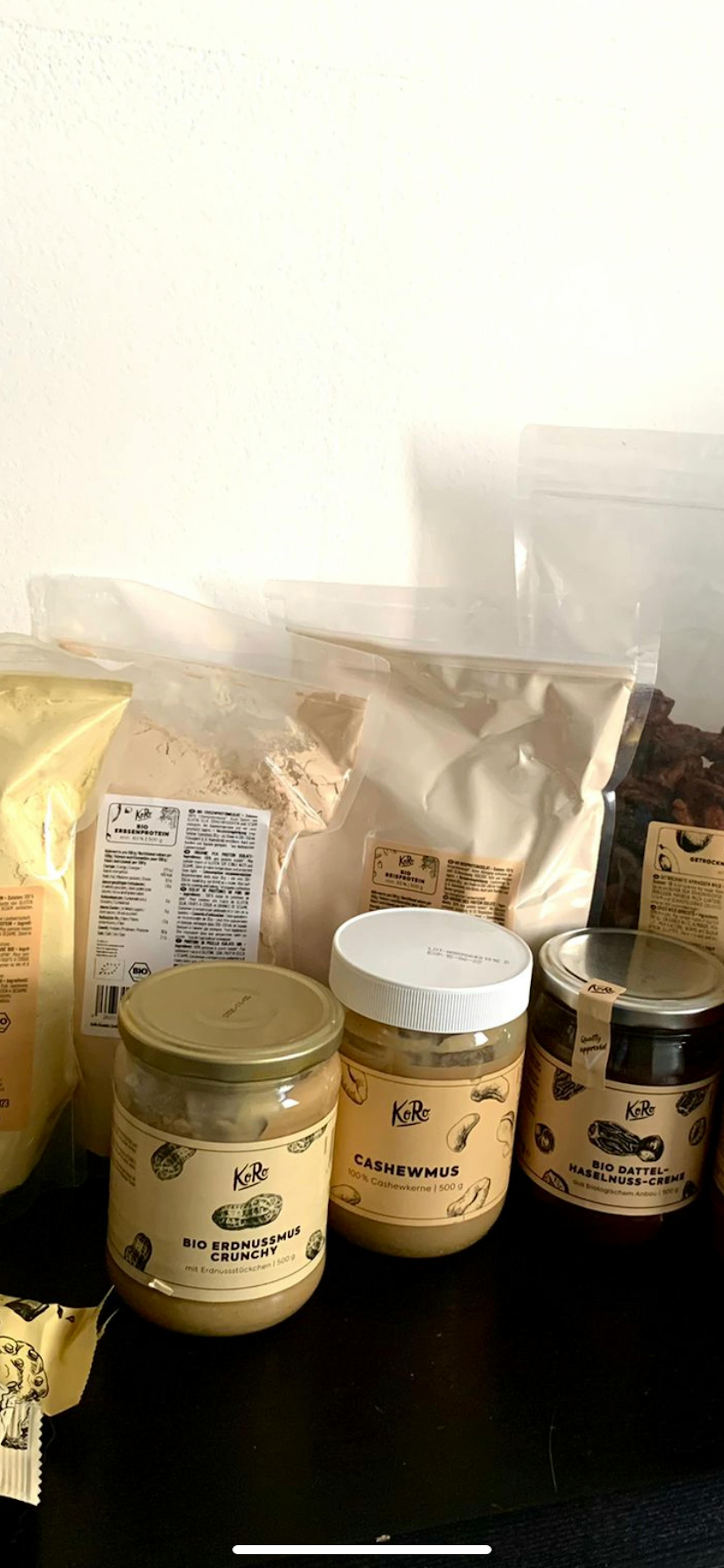 eine Reihe von Produkten mit der Aufschrift krr auf ihnen