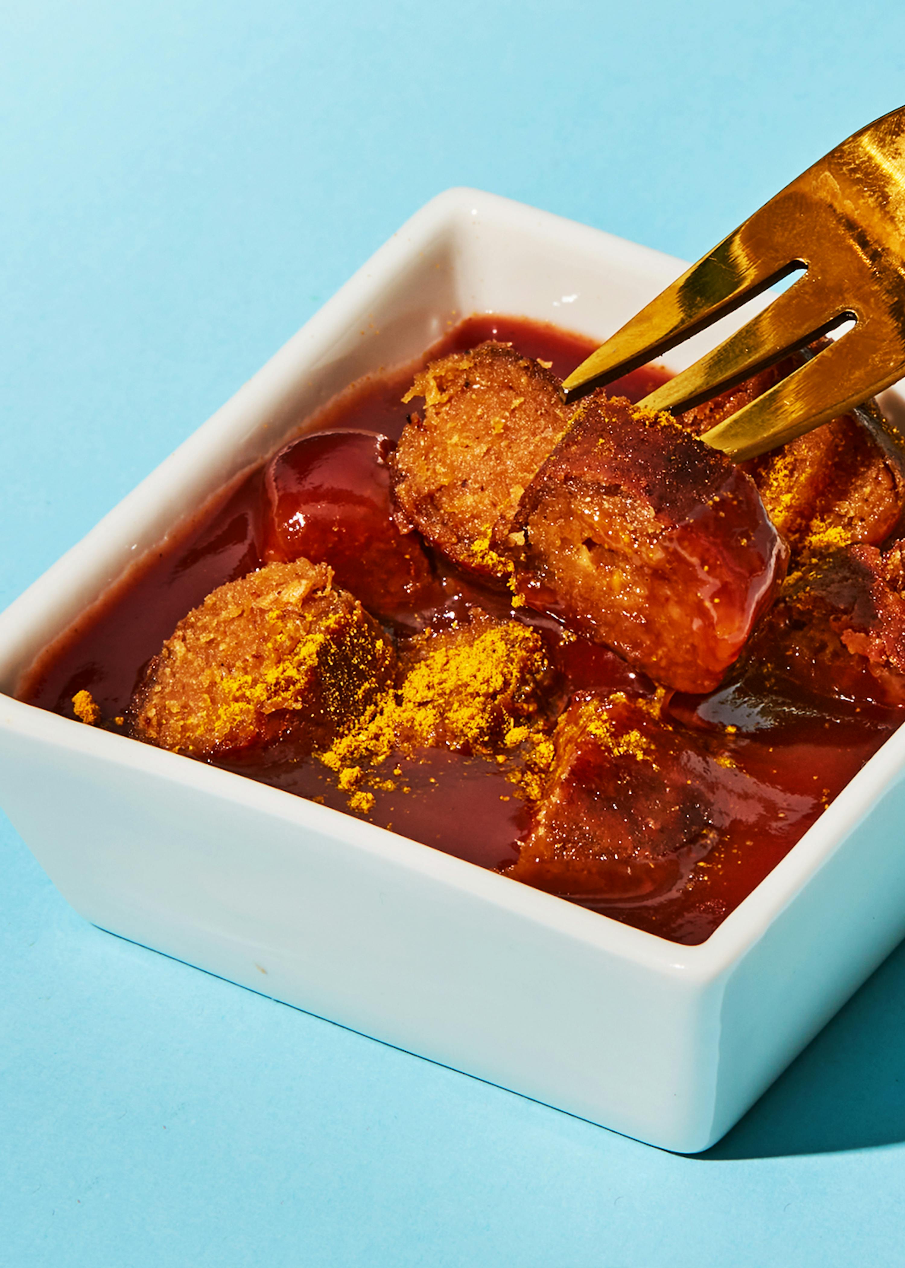 eine kleine weiße Schüssel mit Essen und einer Gabel darin