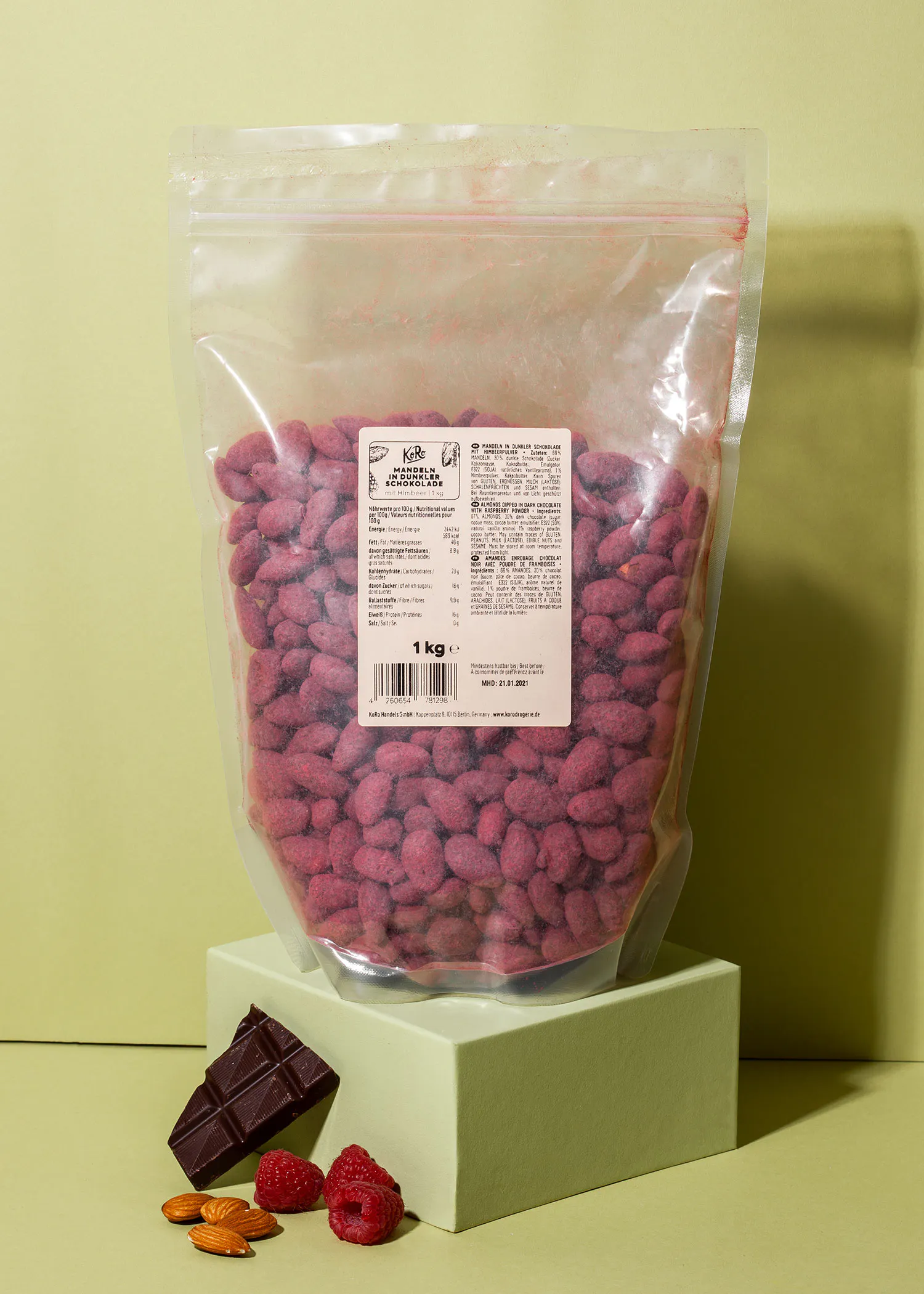 un sac en plastique rempli d' amandes et de framboises
