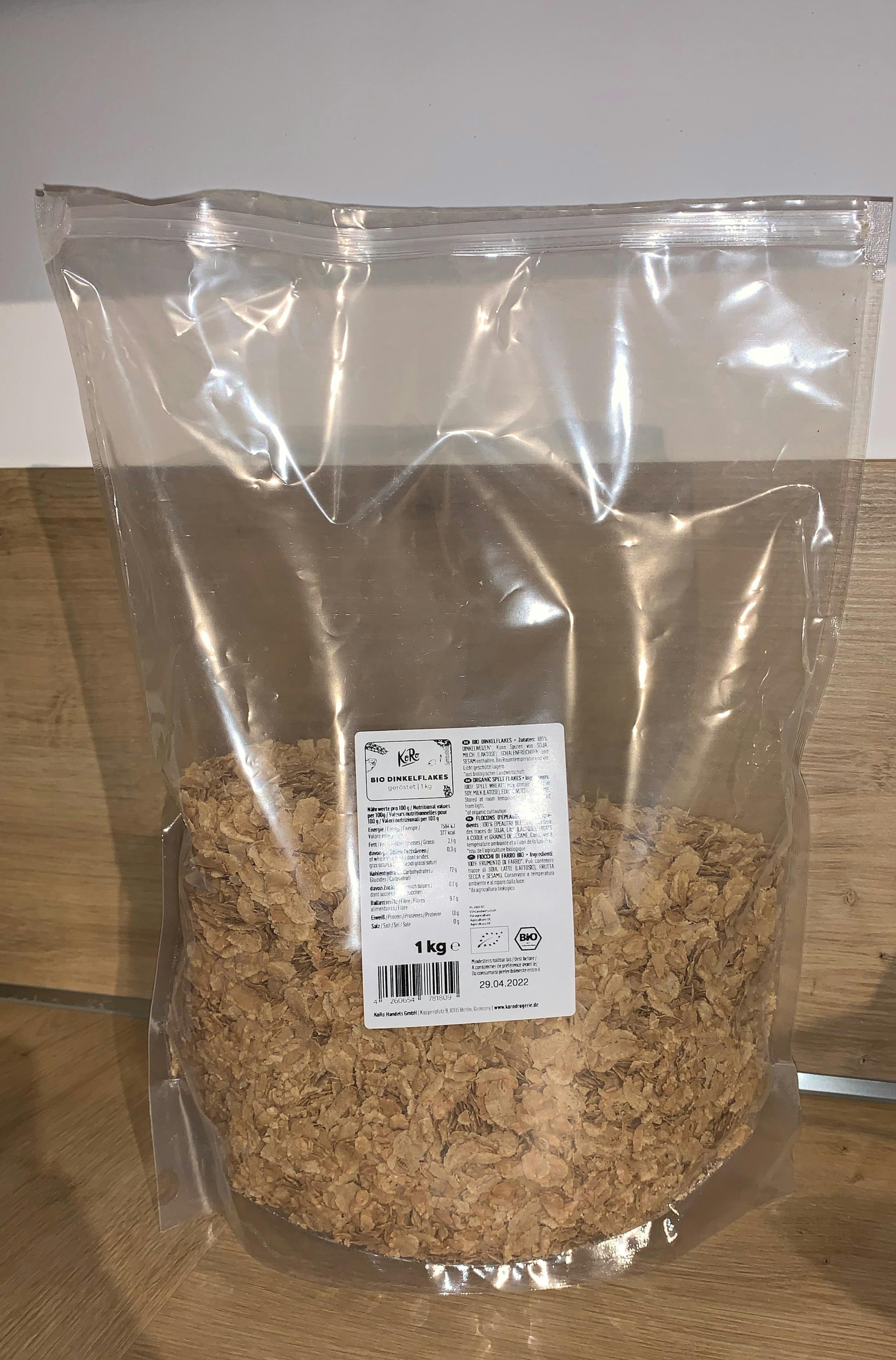 un sac en plastique rempli de flocons de maïs est posé sur une table en bois