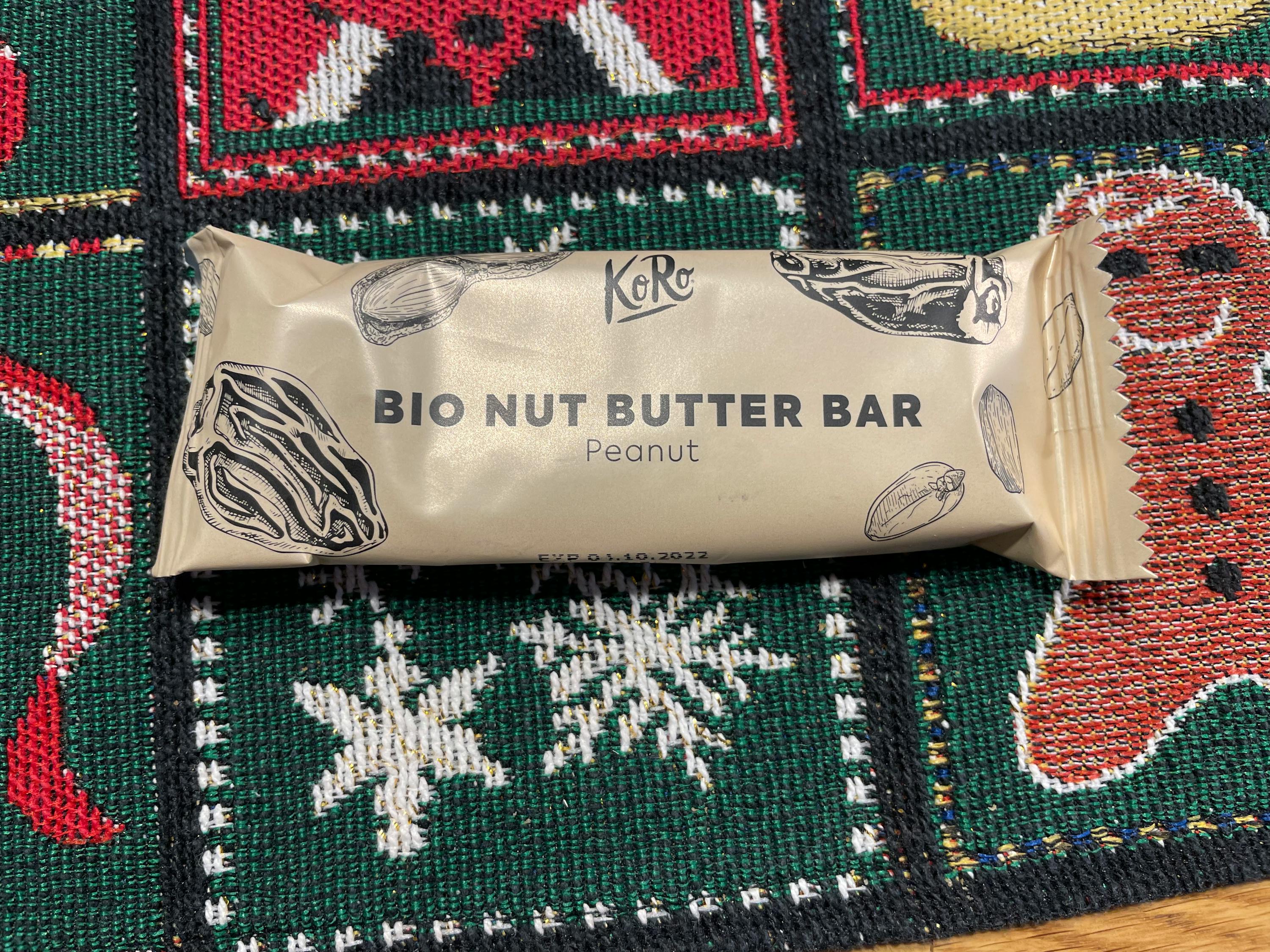 ein bio-nussbutter-bar liegt auf einer weihnachtsdecke