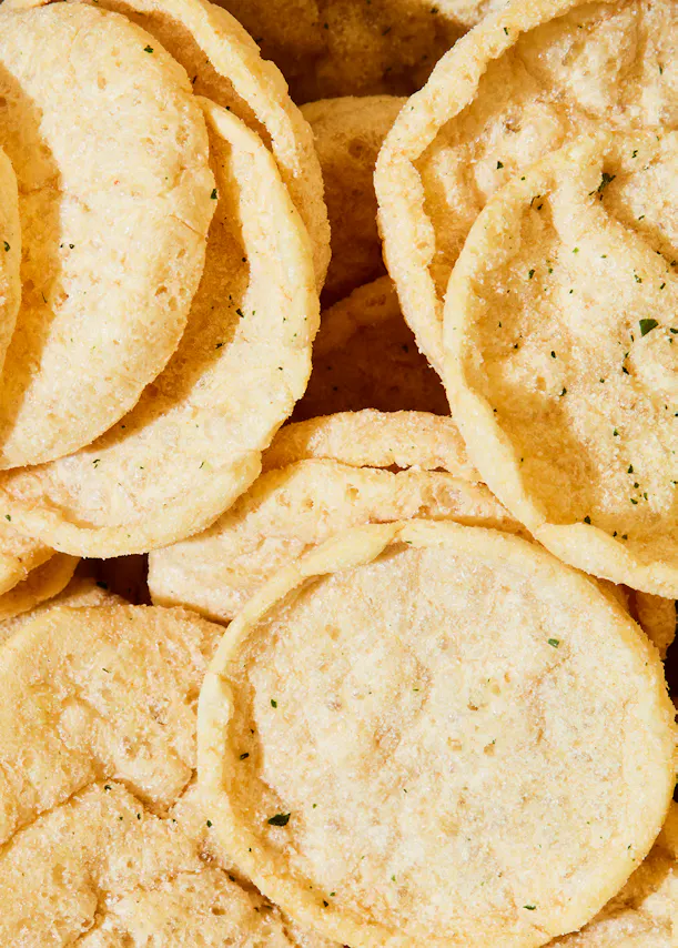 un tas de croustilles de pommes de terre sont empilées les unes sur les autres