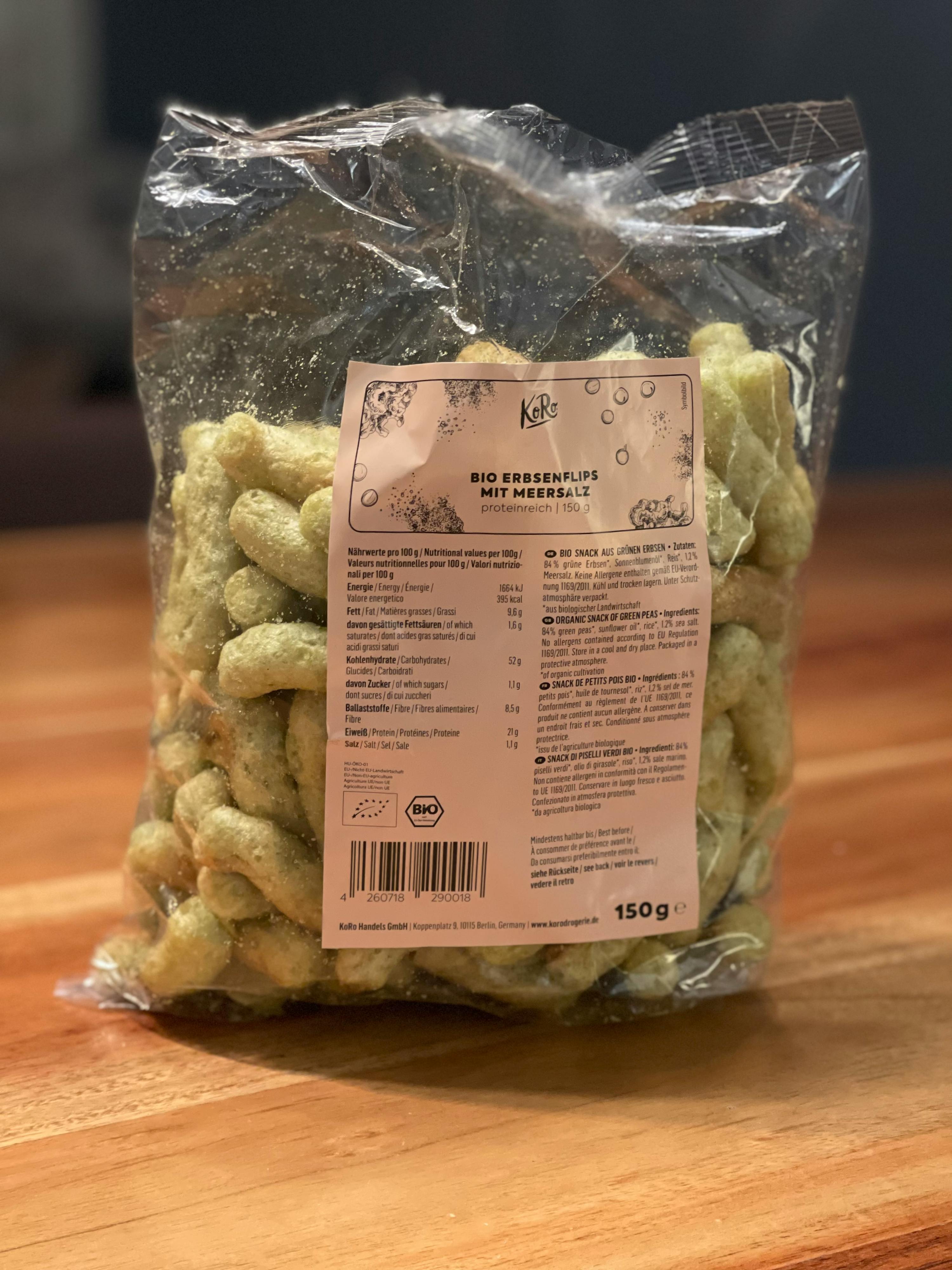 un sacchetto di patatine è seduto su un tavolo di legno