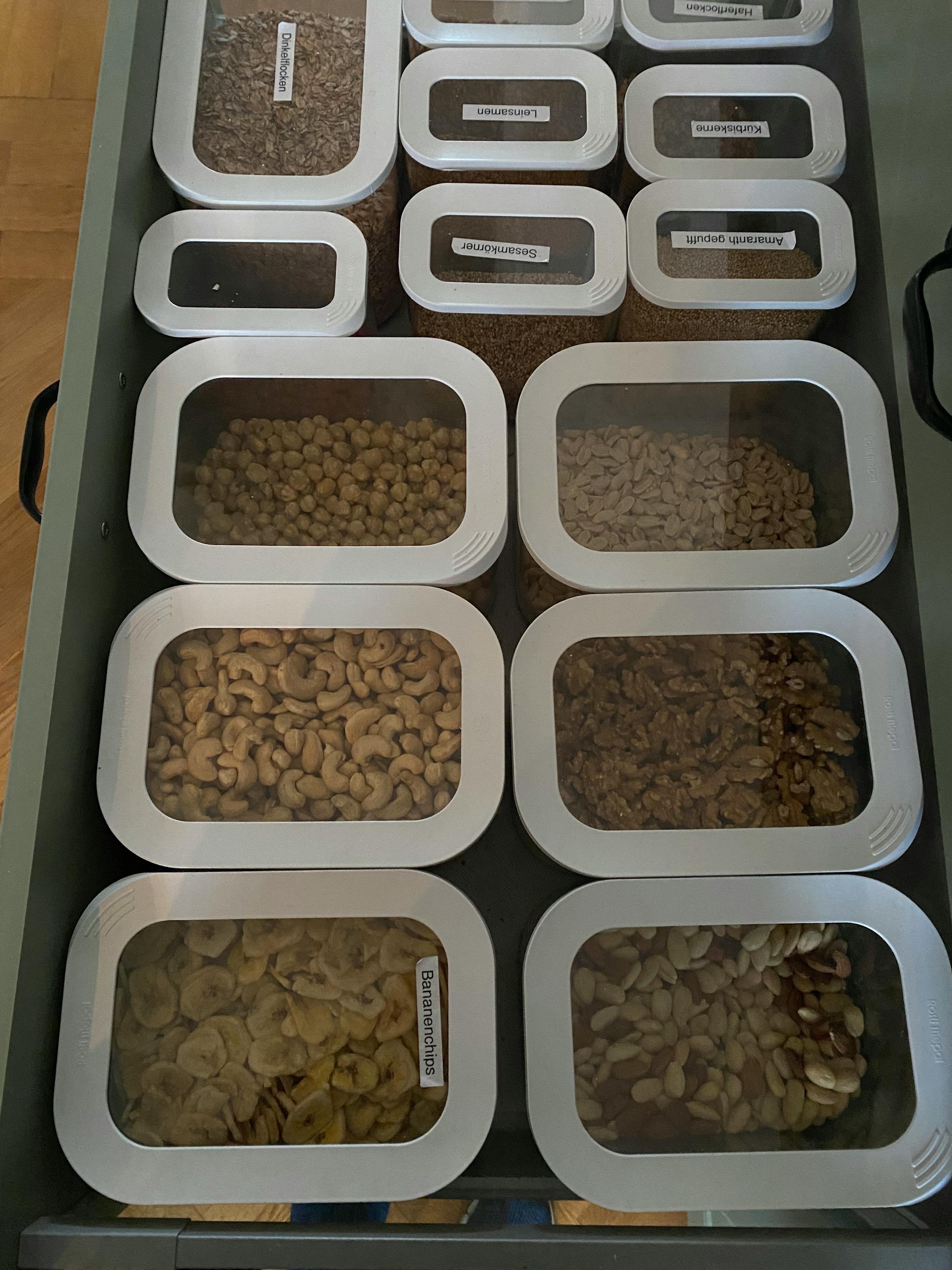 eine Reihe von Behältern mit verschiedenen Lebensmitteln in ihnen , darunter Bananenchips