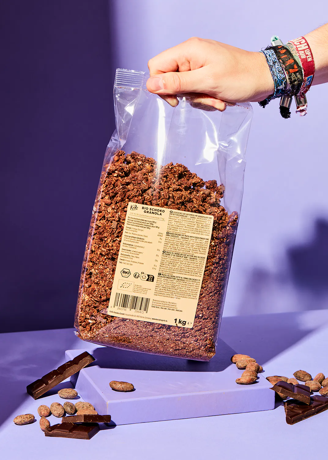 une personne tient un sac de granola au chocolat