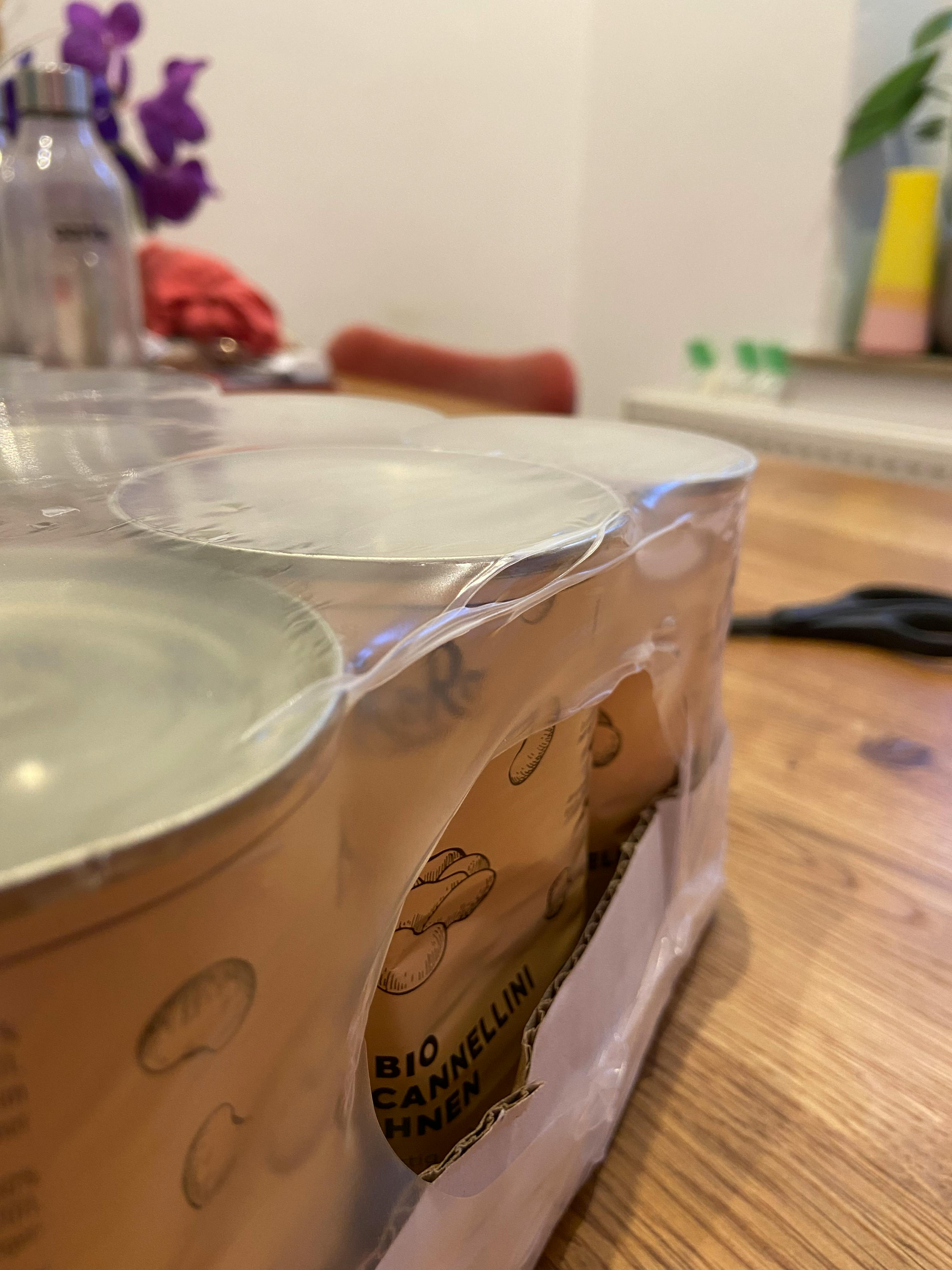 una scatola di biscotti è seduta su un tavolo di legno ..