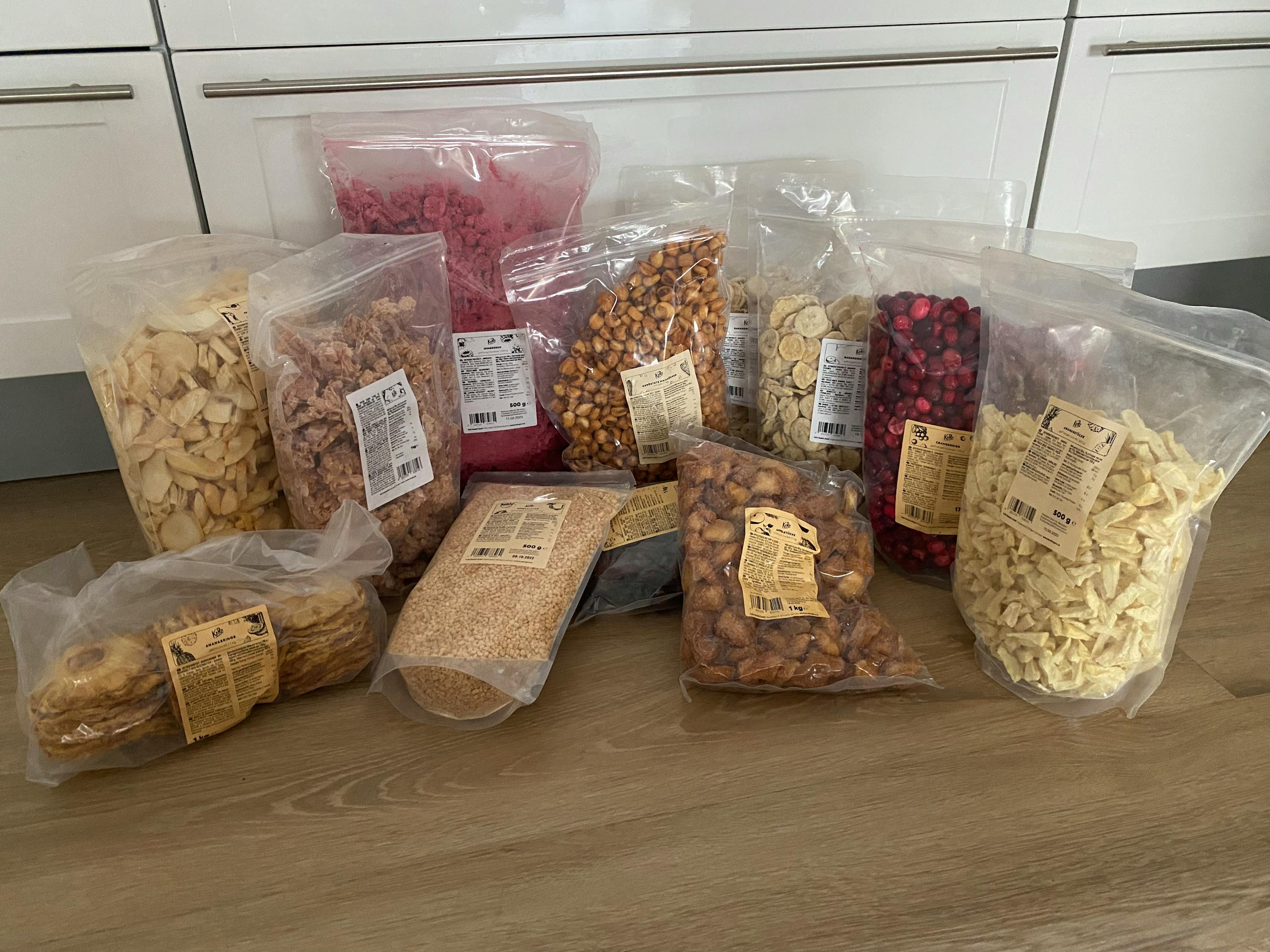 verschiedene Arten von trockenfrüchten in Plastiktüten auf einem Holzboden