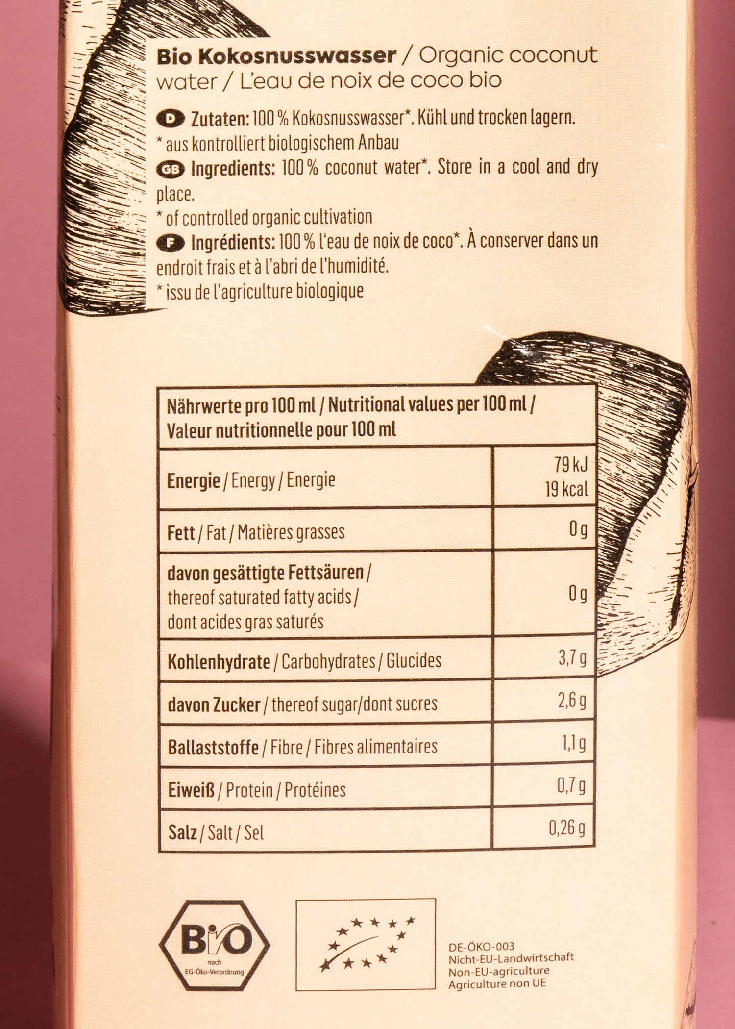 une boîte d' eau de noix de coco bio