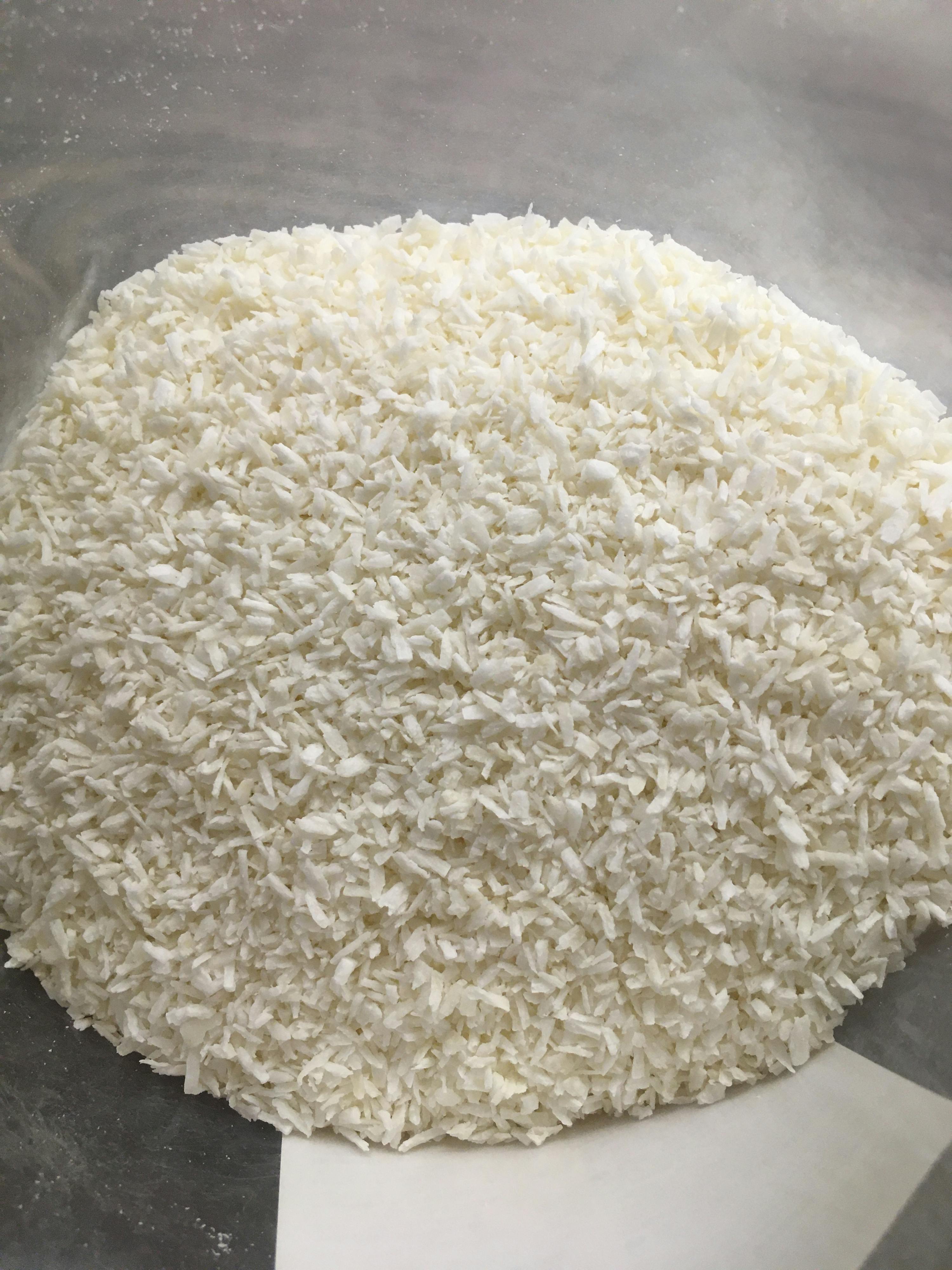 un mucchio di farina bianca è seduto su un tavolo