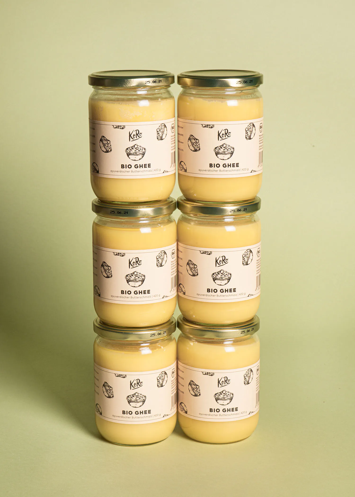 six bocaux de ghee bio sont empilés les uns sur les autres