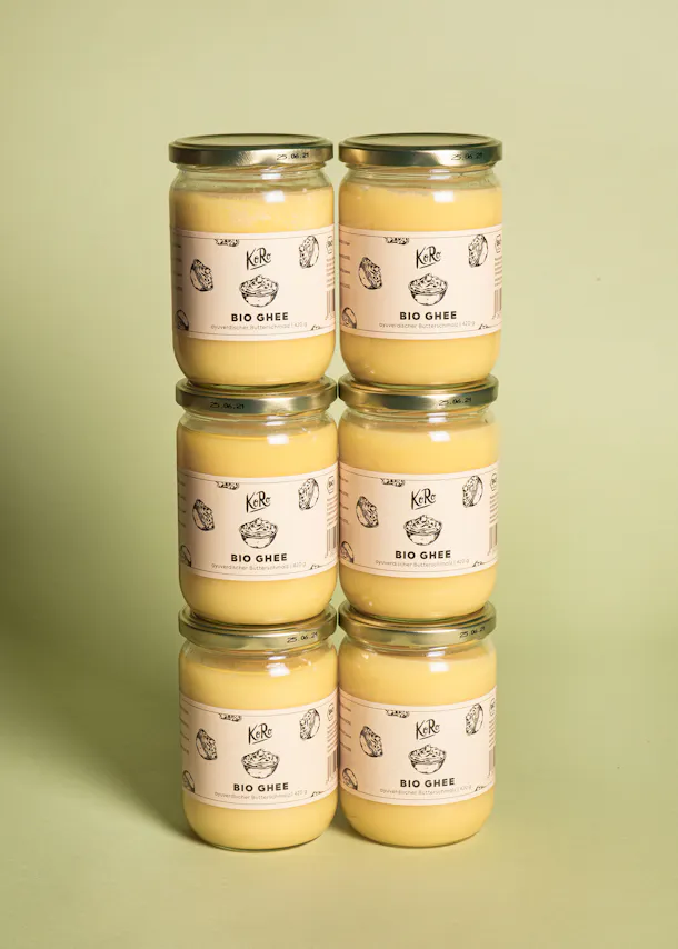 six bocaux de ghee bio sont empilés les uns sur les autres