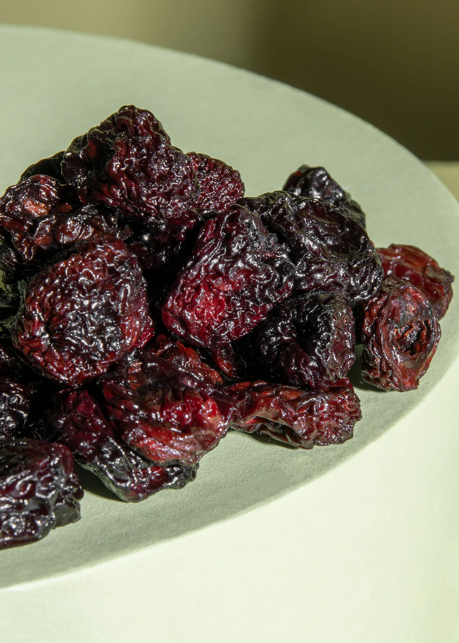 une assiette blanche remplie de groseilles séchées