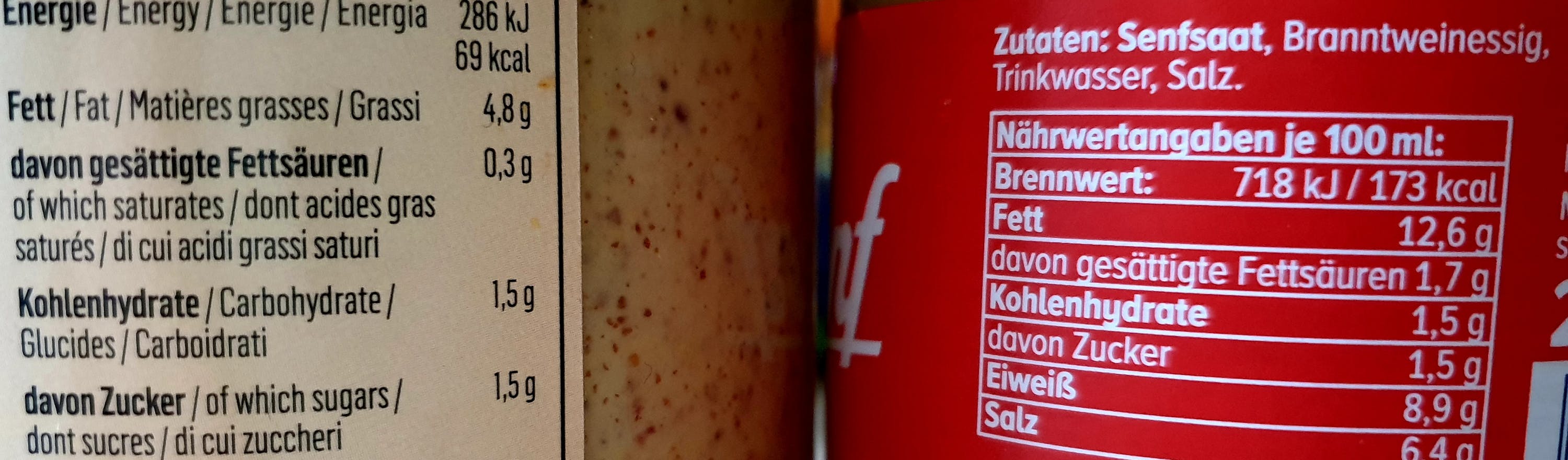 un gros plan d' une bouteille de boisson avec des informations nutritionnelles