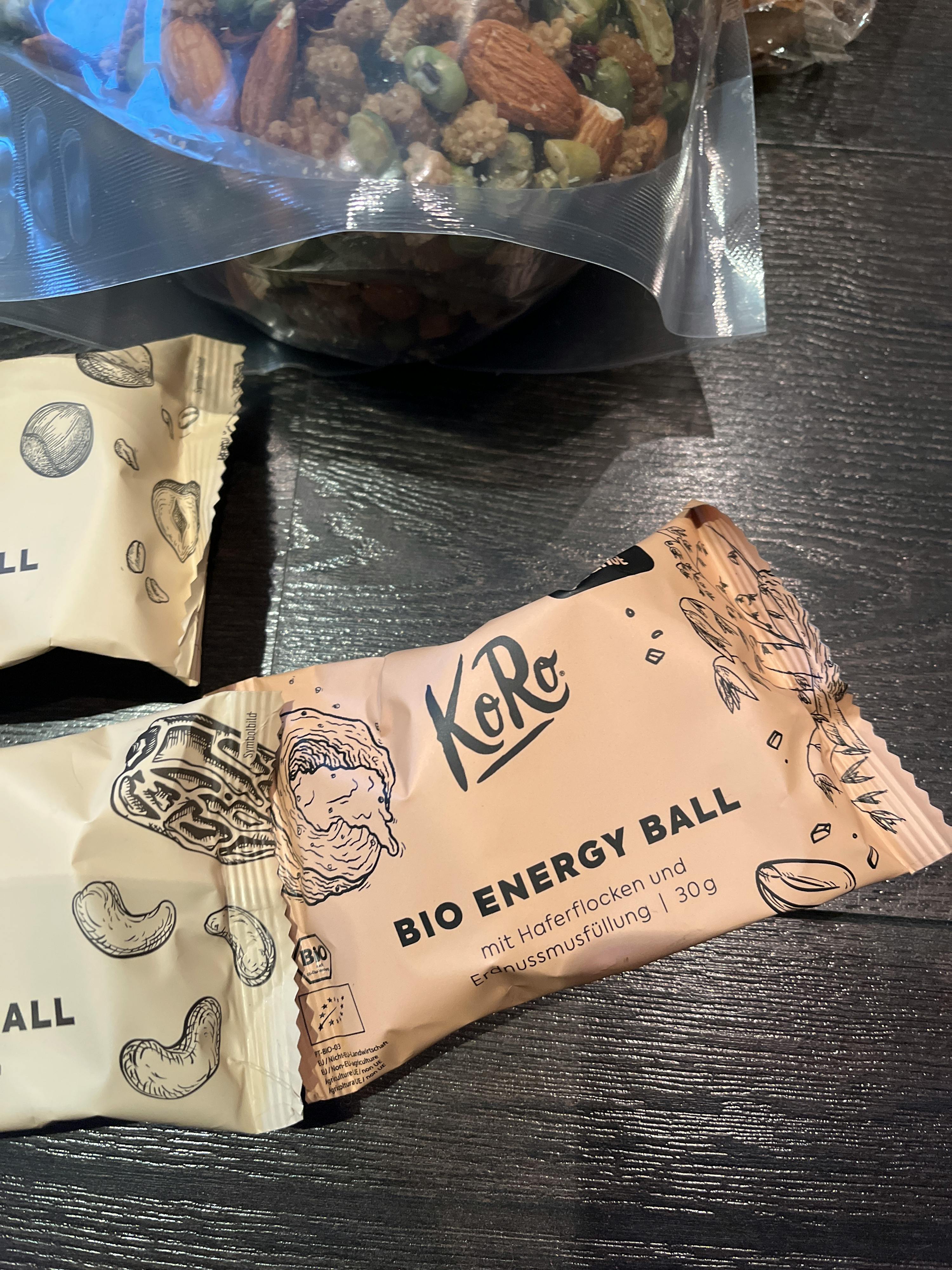 ein bio-energy-ball mit haselnüssen und cashewnüssen