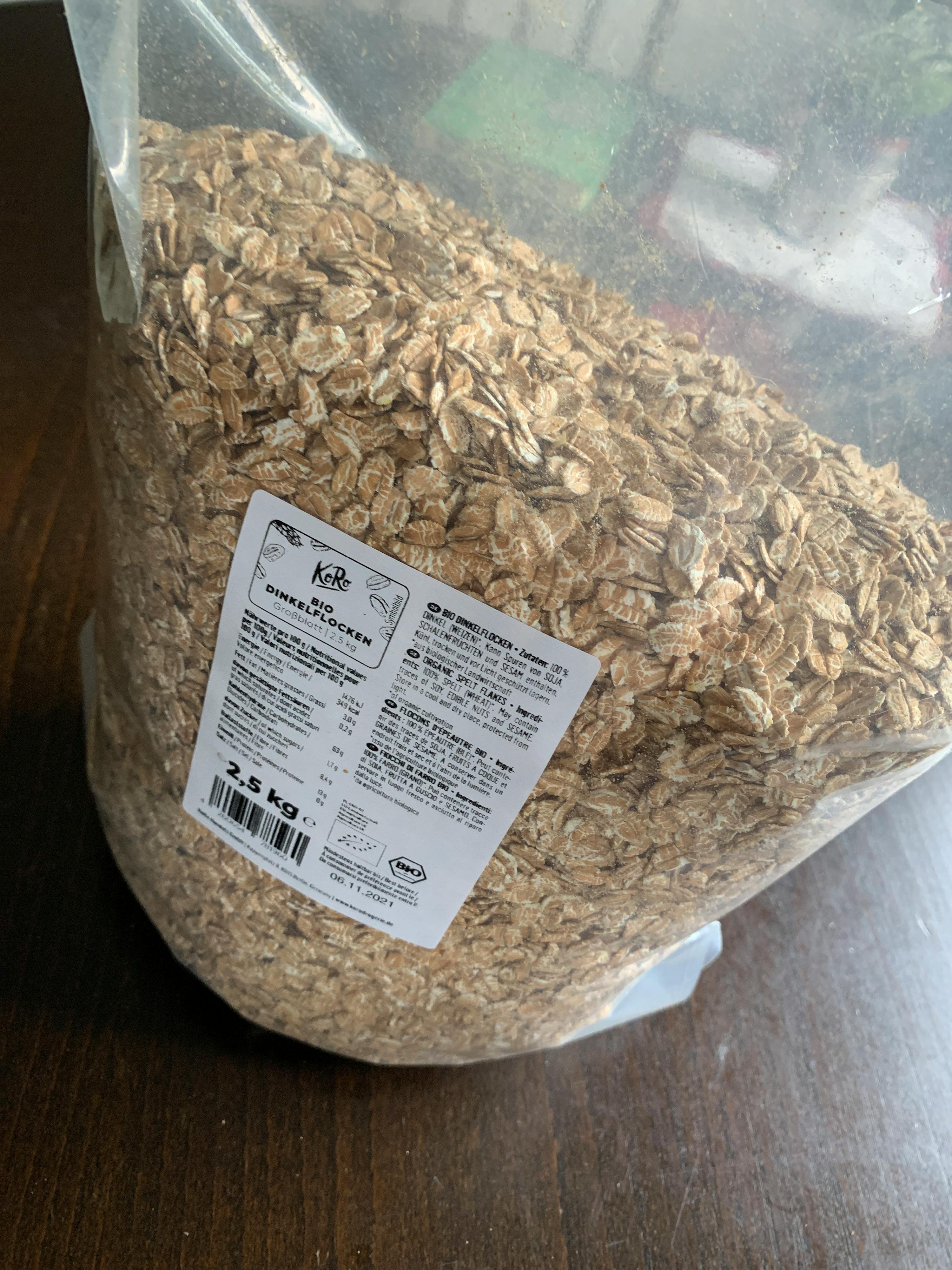 eine Tüte Haferflocken steht auf einem Tisch