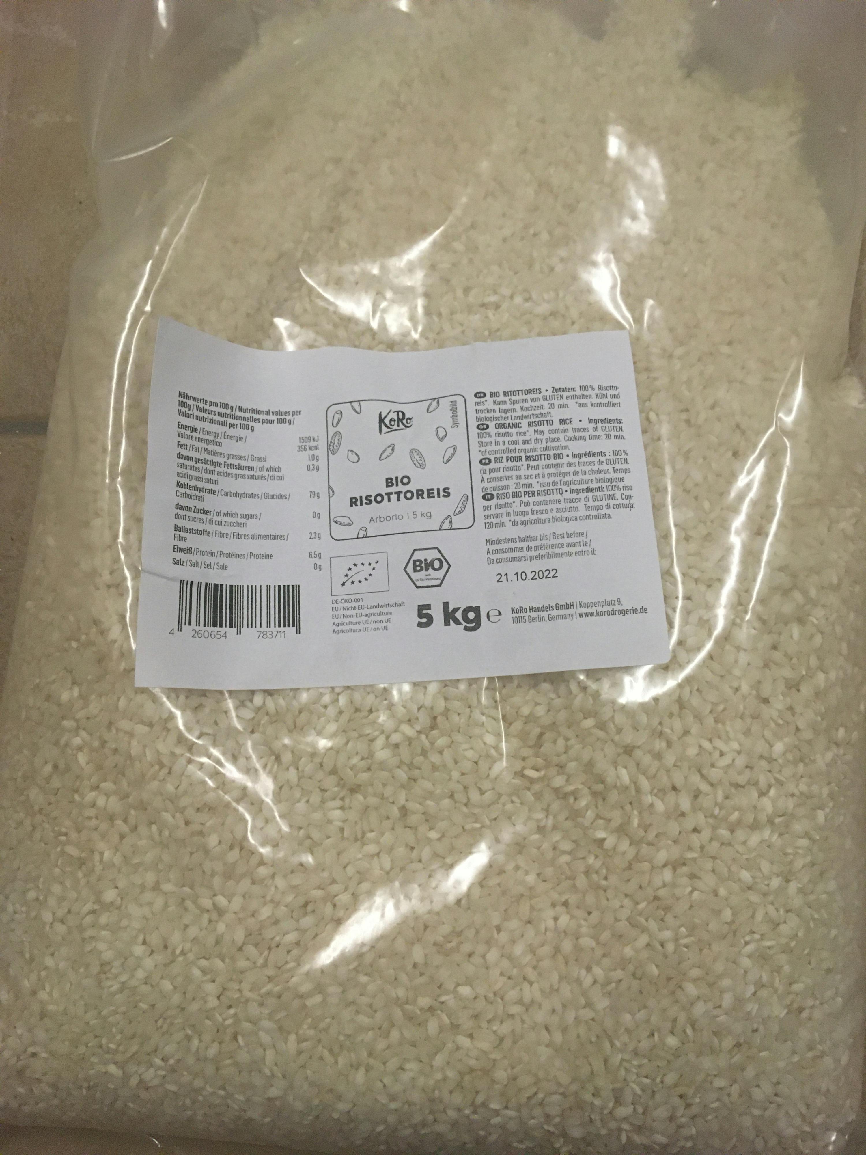 un sacchetto di riso bianco con una etichetta che dice 5 kg