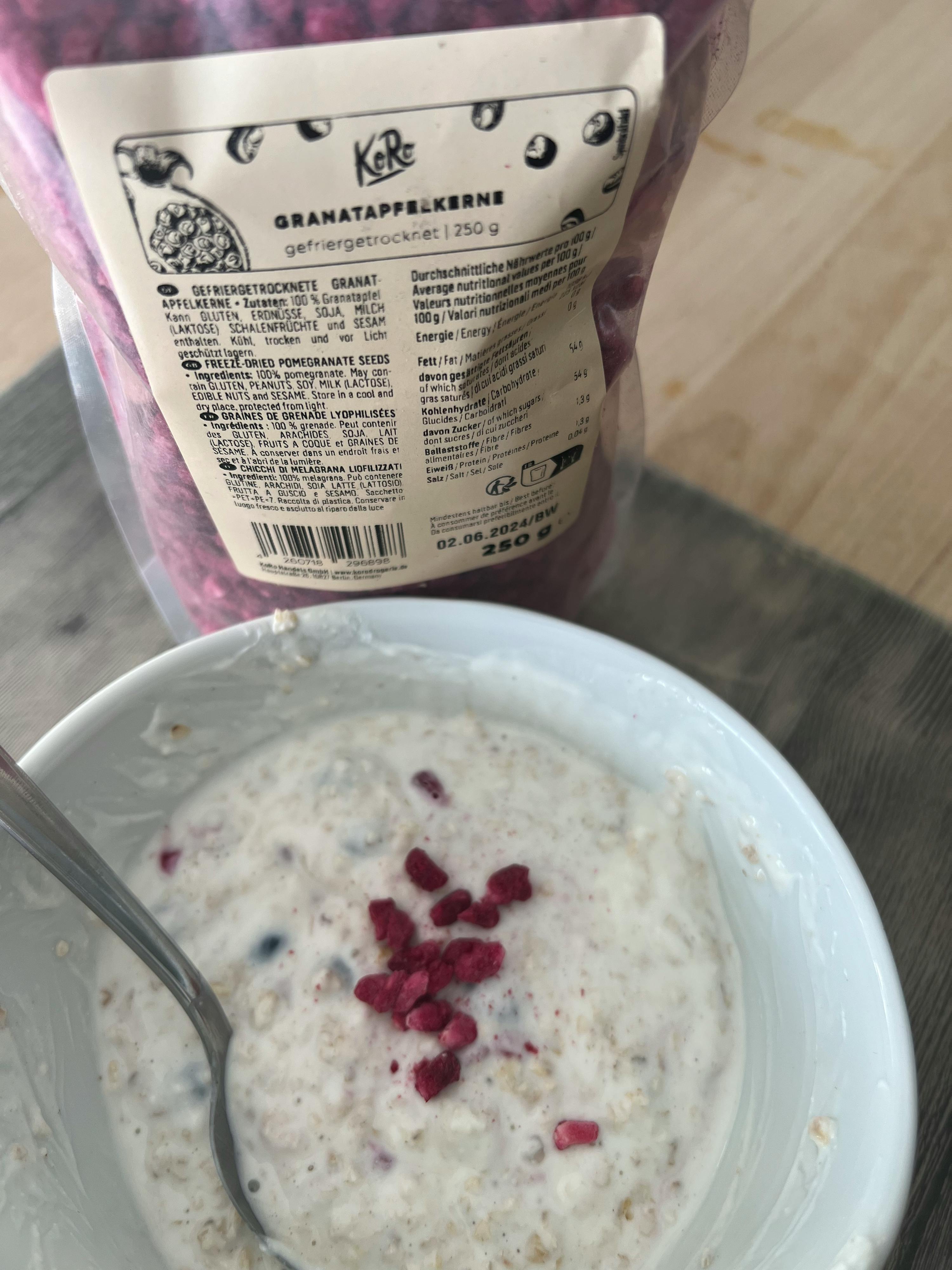 a bag of granatapfelkerne next to a bowl of cereal