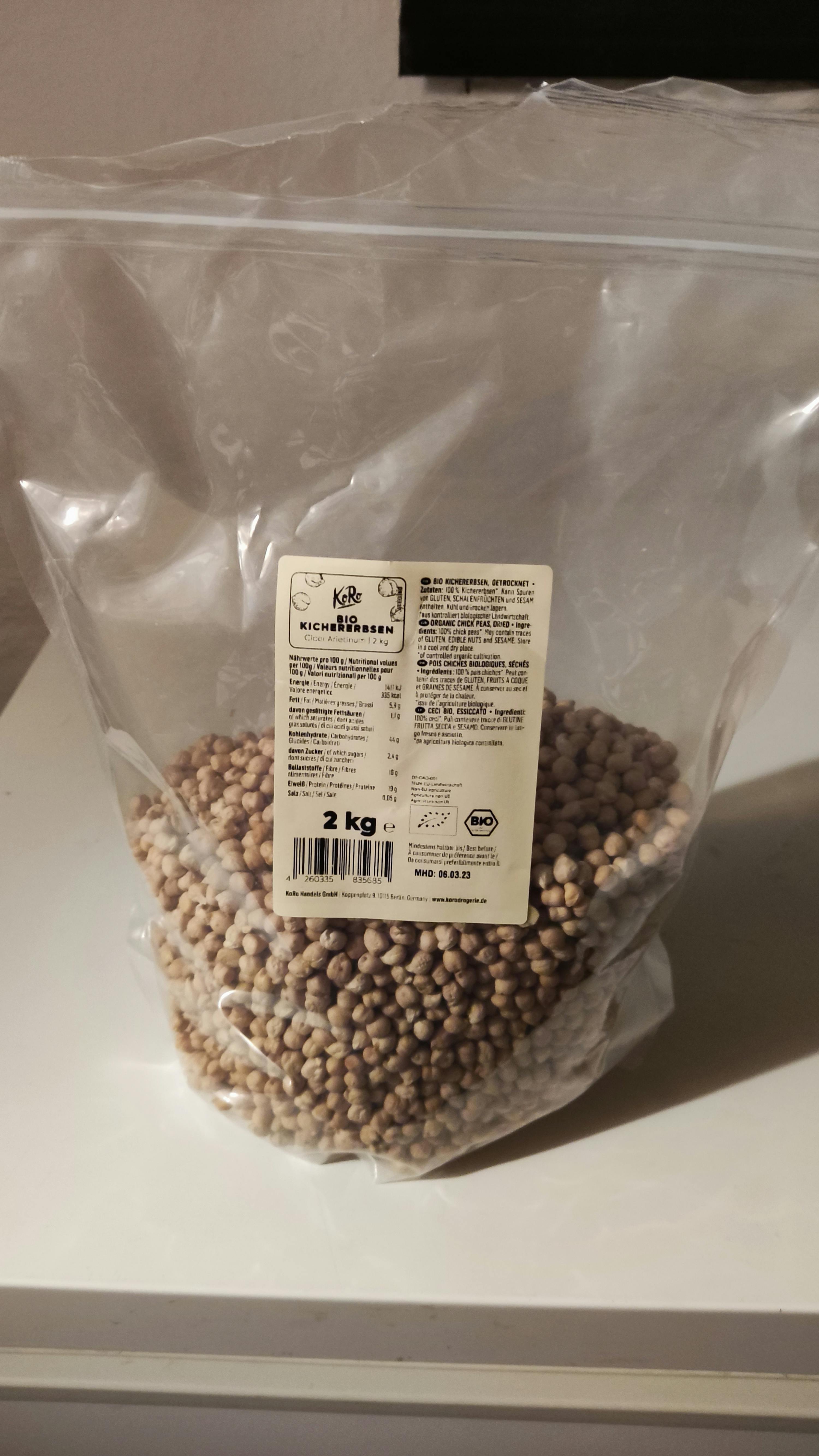 un sac en plastique rempli de pois chiches avec une étiquette blanche