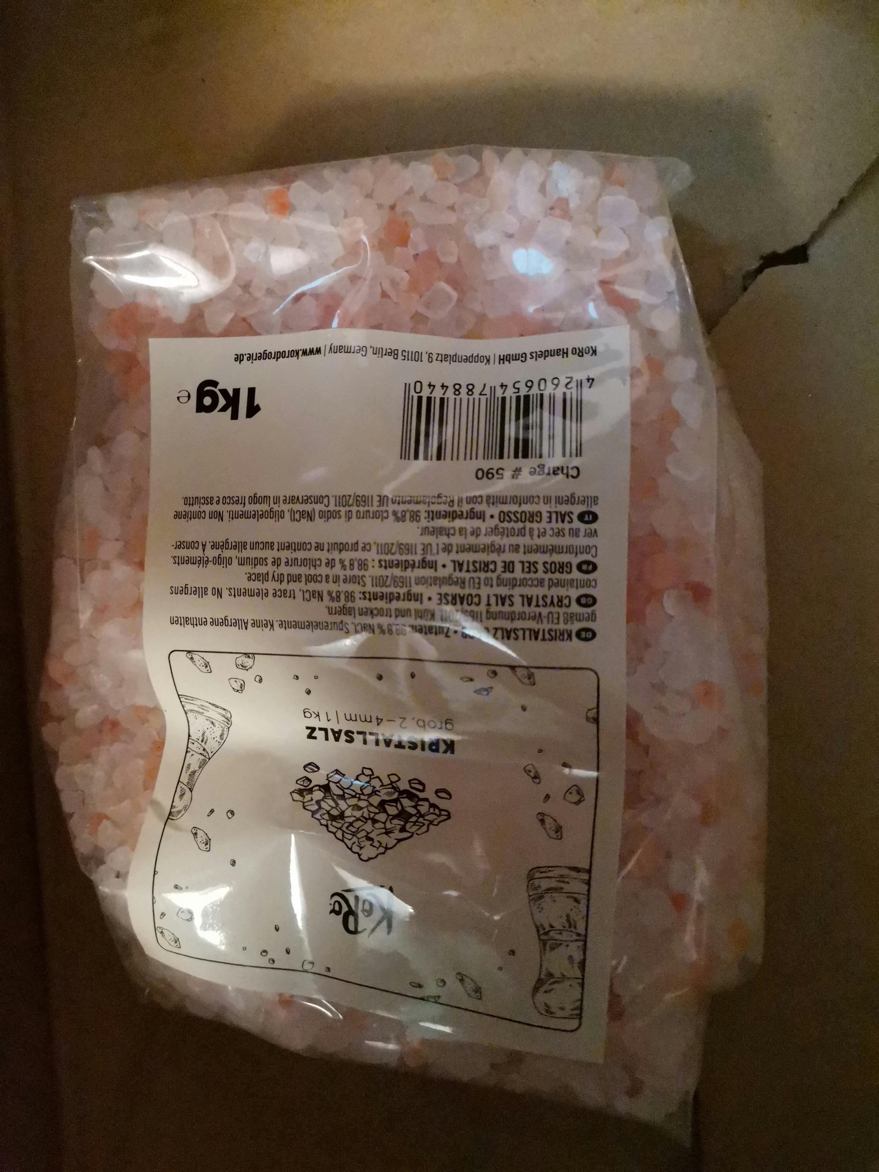 eine Plastiktüte mit kristallsalz steht in einer Schachtel