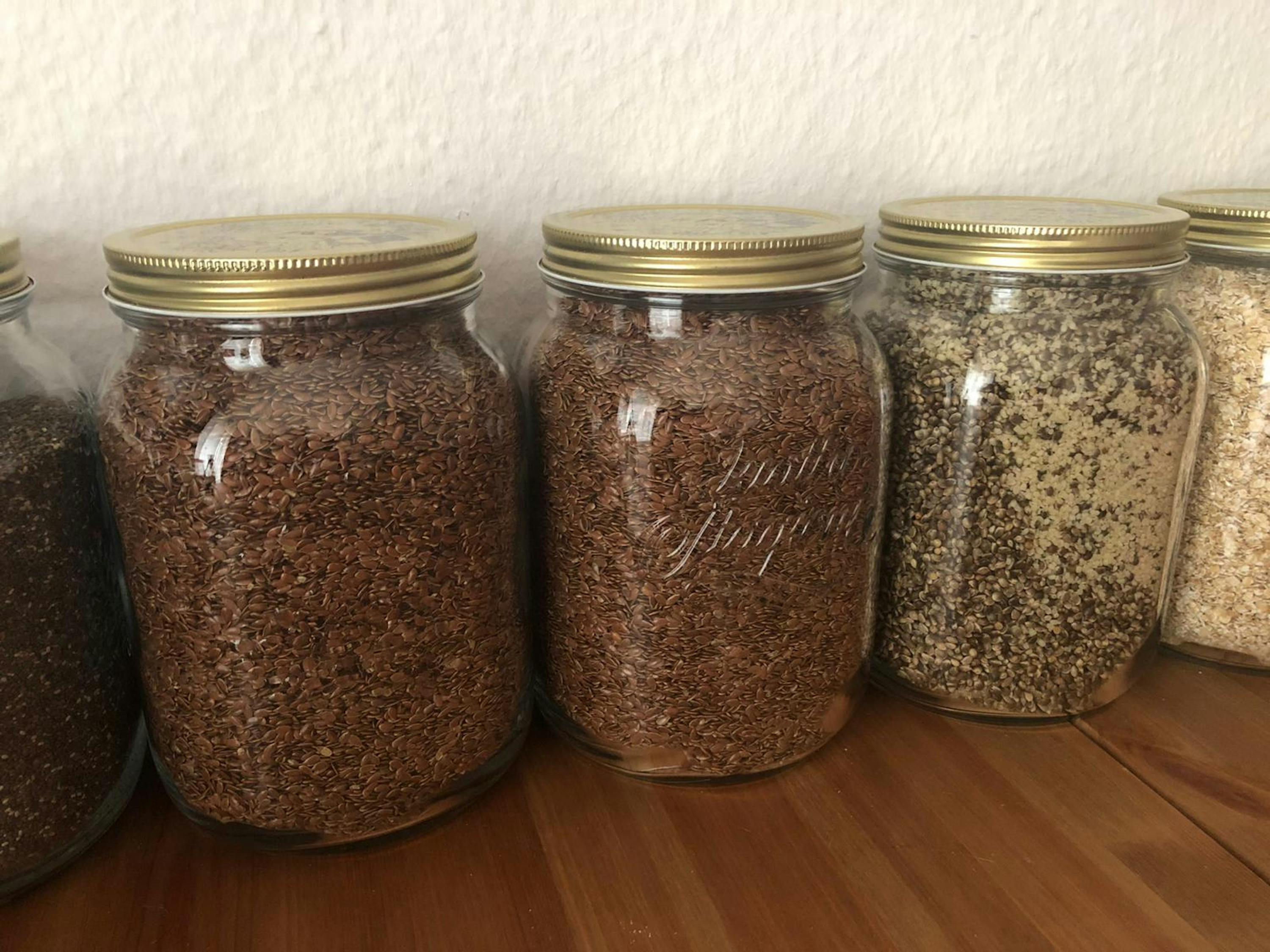 eine Reihe von Gläsern mit verschiedenen Zutaten auf einem Tisch